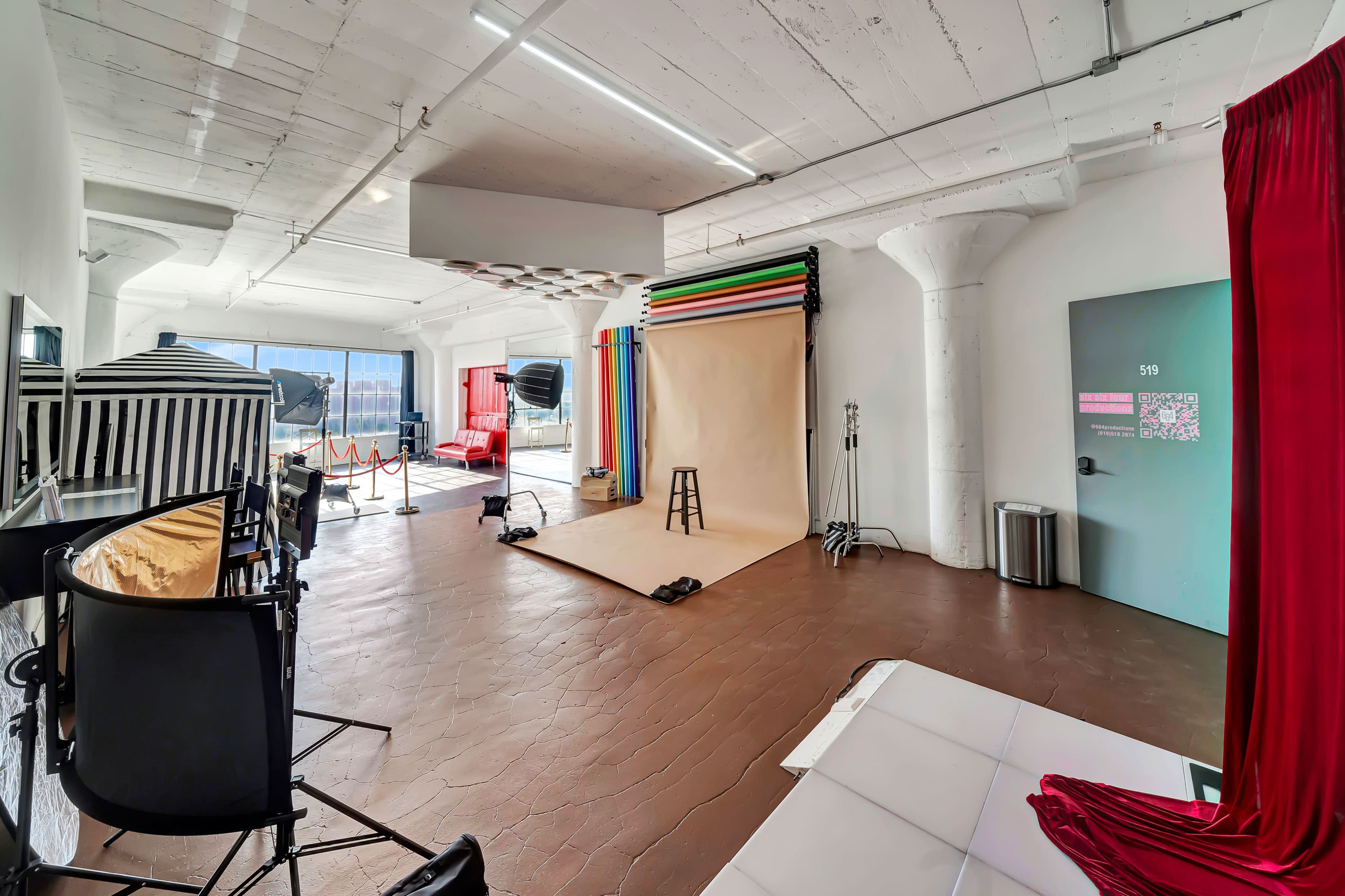 519: Bright Natural Light Cyc Wall Studio w/ Skyline View & FREE LIGHTING/EQUIPMENT! (AC & Heater Available!) Image in Central LA, Los Angeles, CA