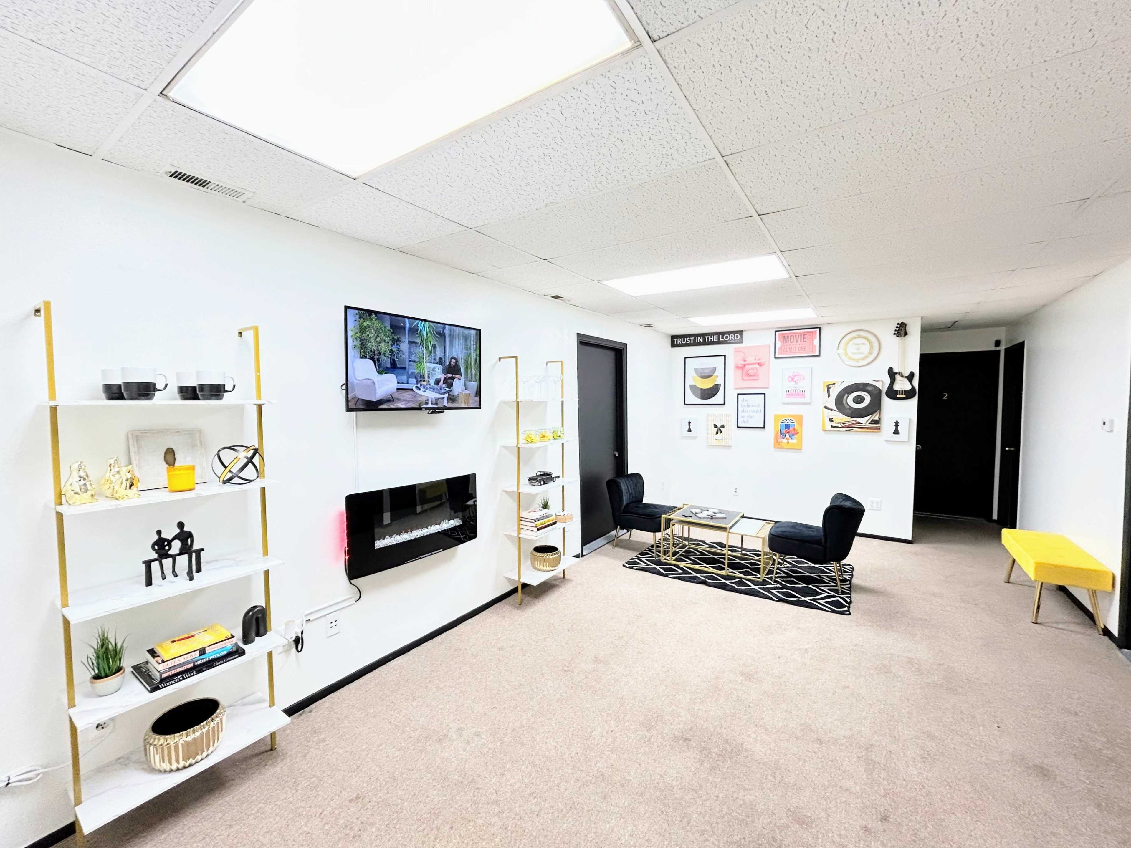 Living Room Vibe: The Perfect Spot for Gatherings, Events, and More Image in St. Clair Shores, St. Clair Shores, MI