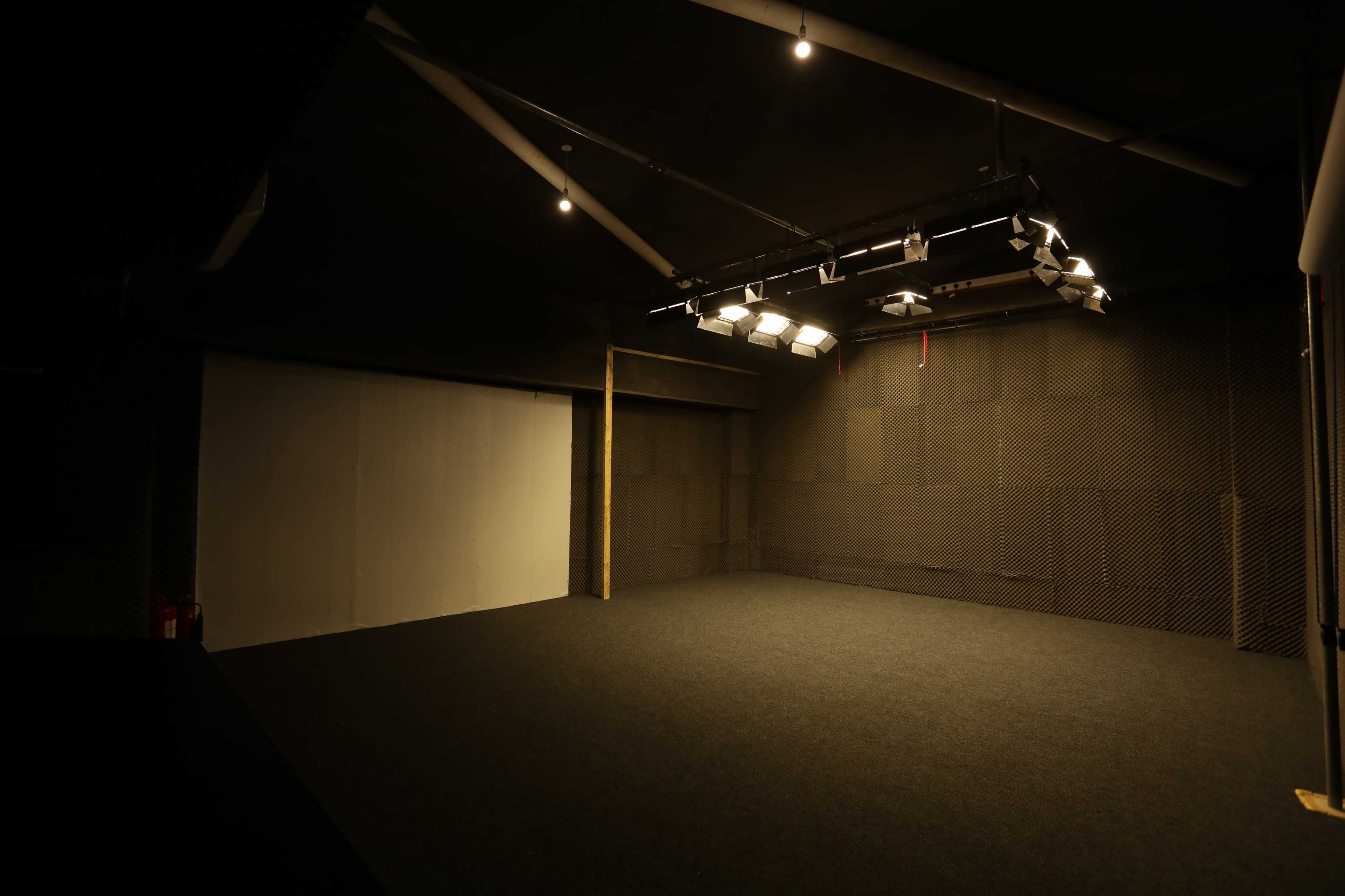 High Ceiling Studio Chroma Eetup With Office and Toilet Facilities Image in Southall, Southall, ENG