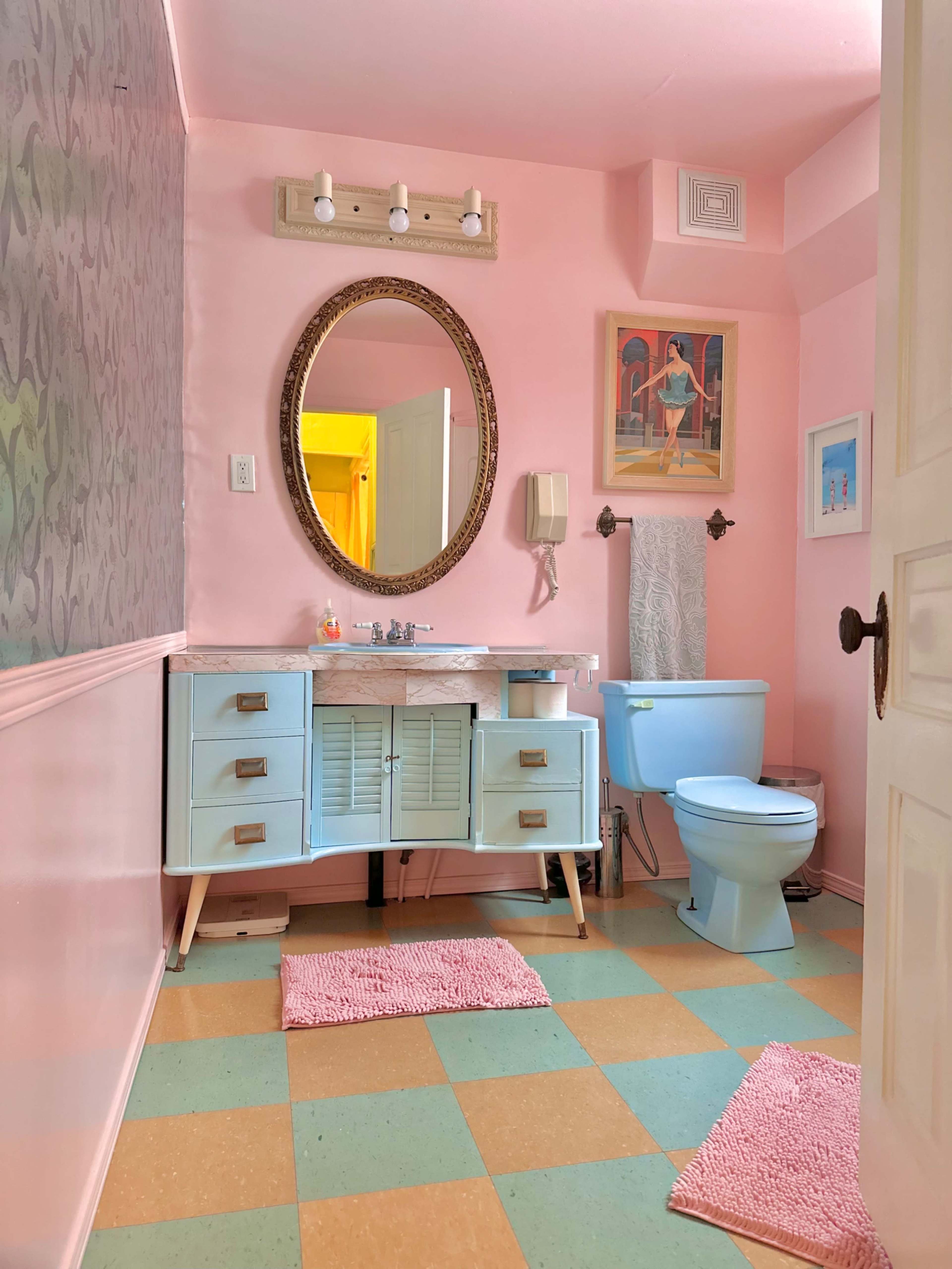 Bright Retro Apartment Image in , Niagara Falls, ON