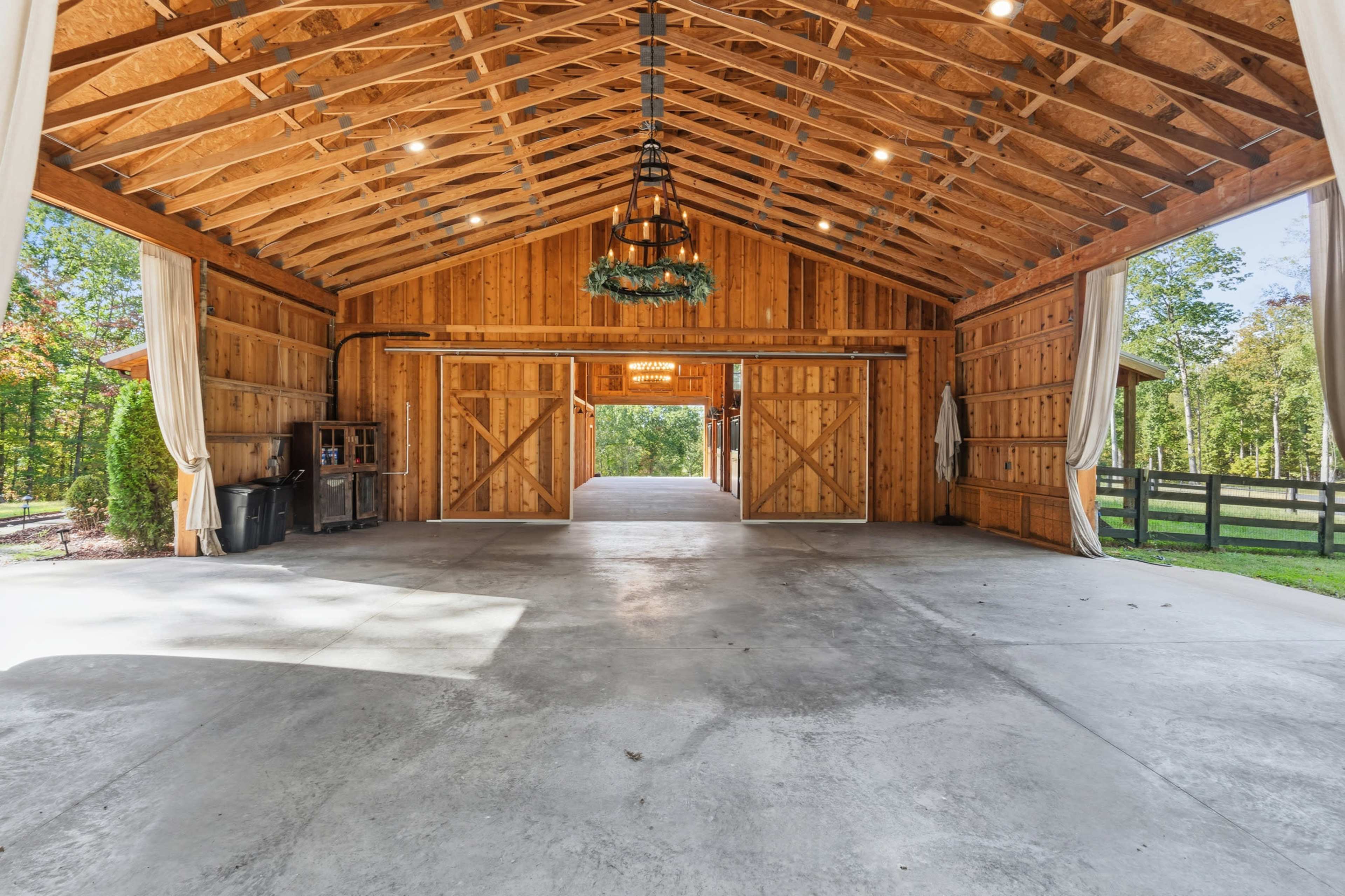 Rustic Luxury Horse Barn & 22-Acre Pasture in Franklin Image in Bellevue, Franklin, TN