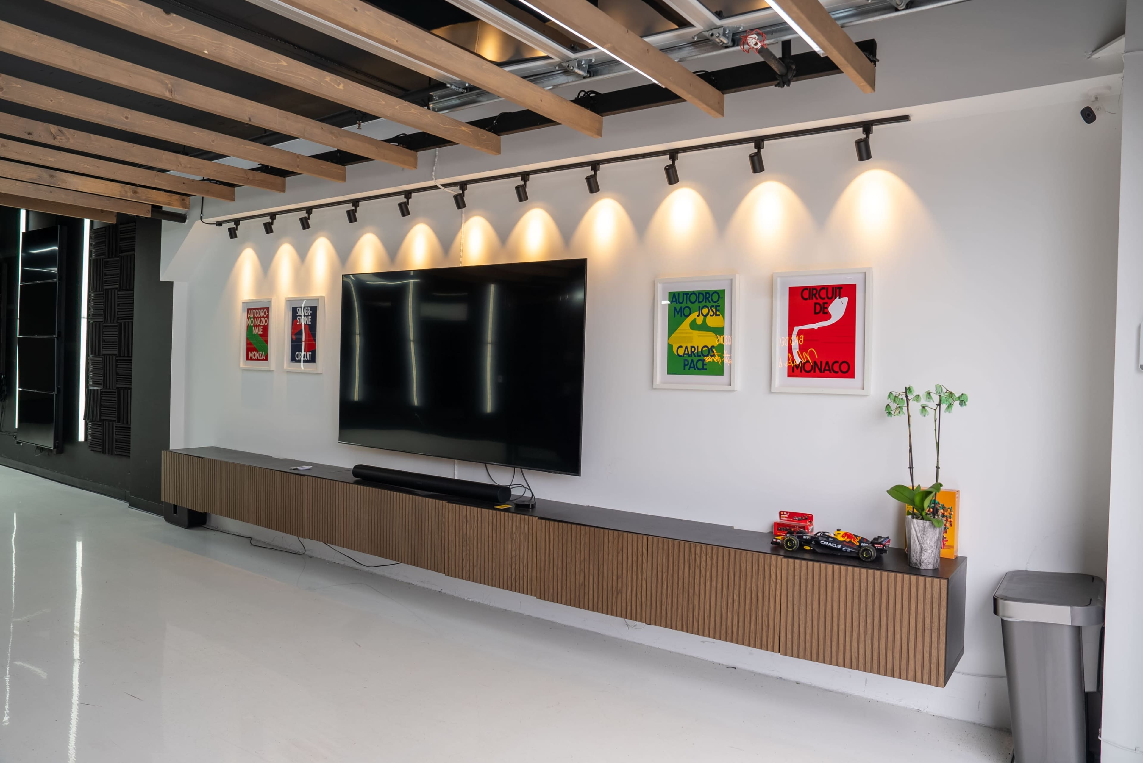 Vancouver's Ultimate Creative Studio | 15' Softbox, Gloss White Floors & VFX Wall! Image in Richmond, Richmond, BC