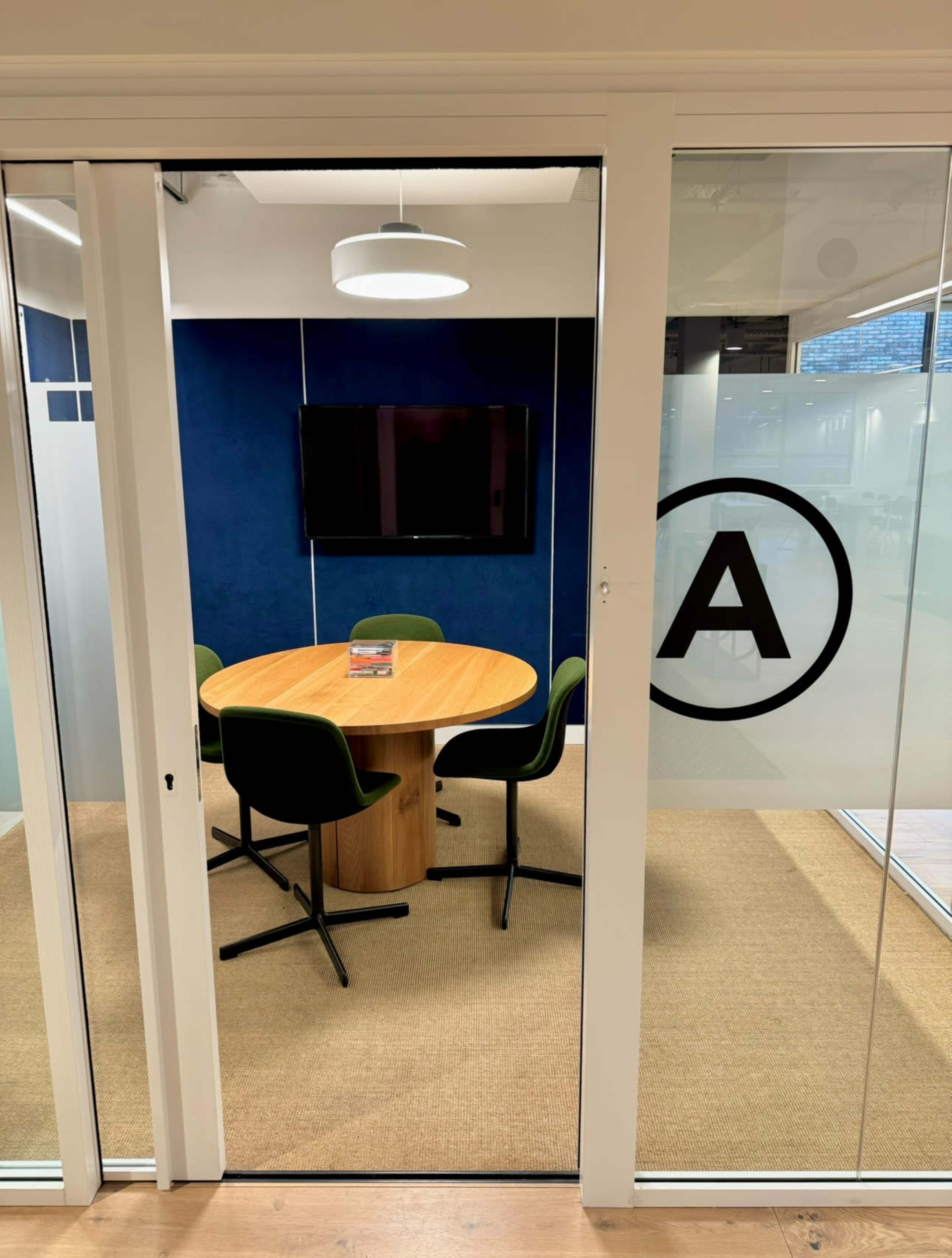 Cozy Room for Focused Work & Collaboration (5A) Image in London, London, ENG