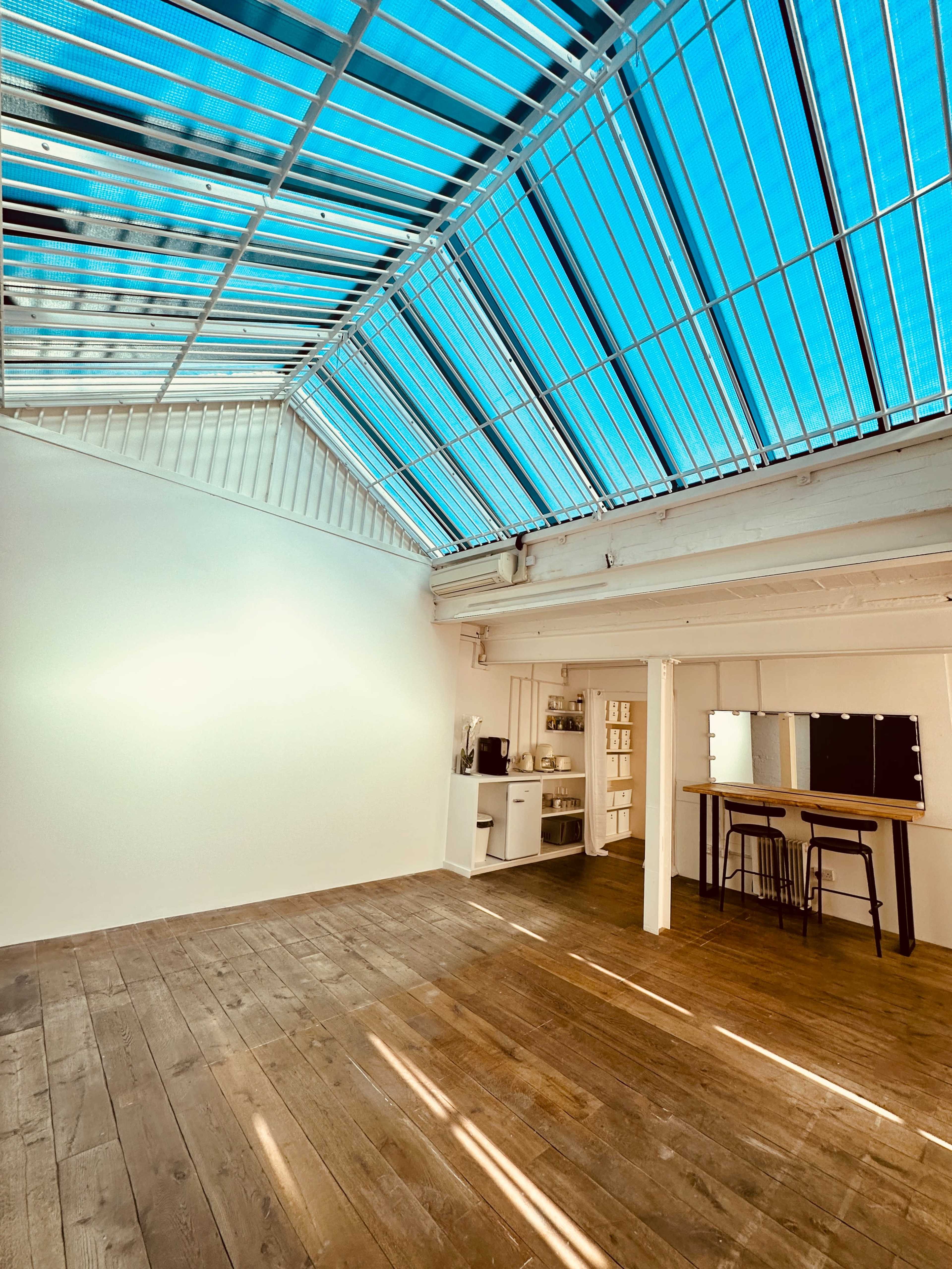 Trendy Industrial Daylight Photo/Film Studio with Rooftop Chelsea Image in Chelsea, London, ENG