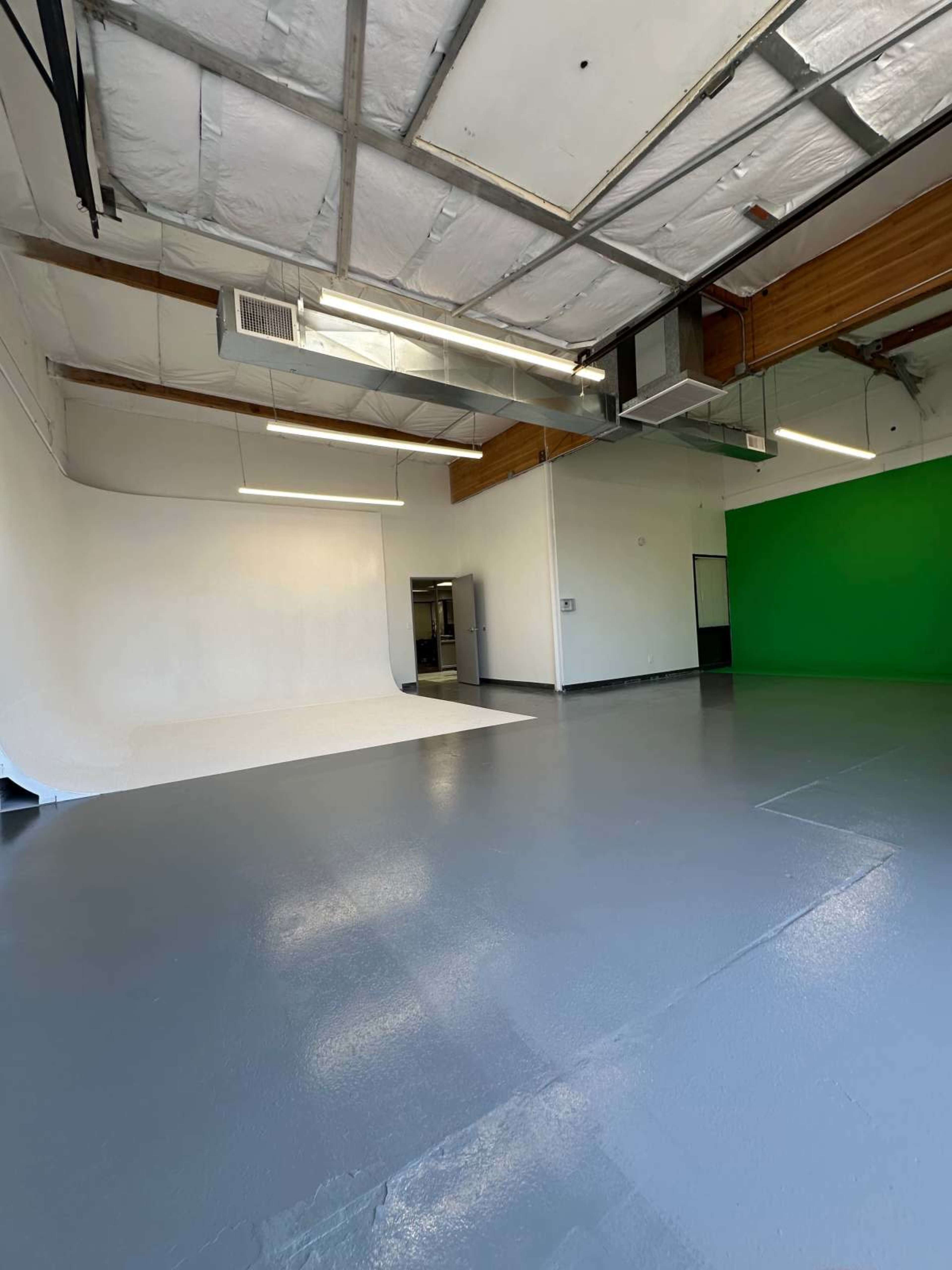 Central Phoenix Production Studio with Cyc Wall Image in North Mountain Village, Phoenix, AZ