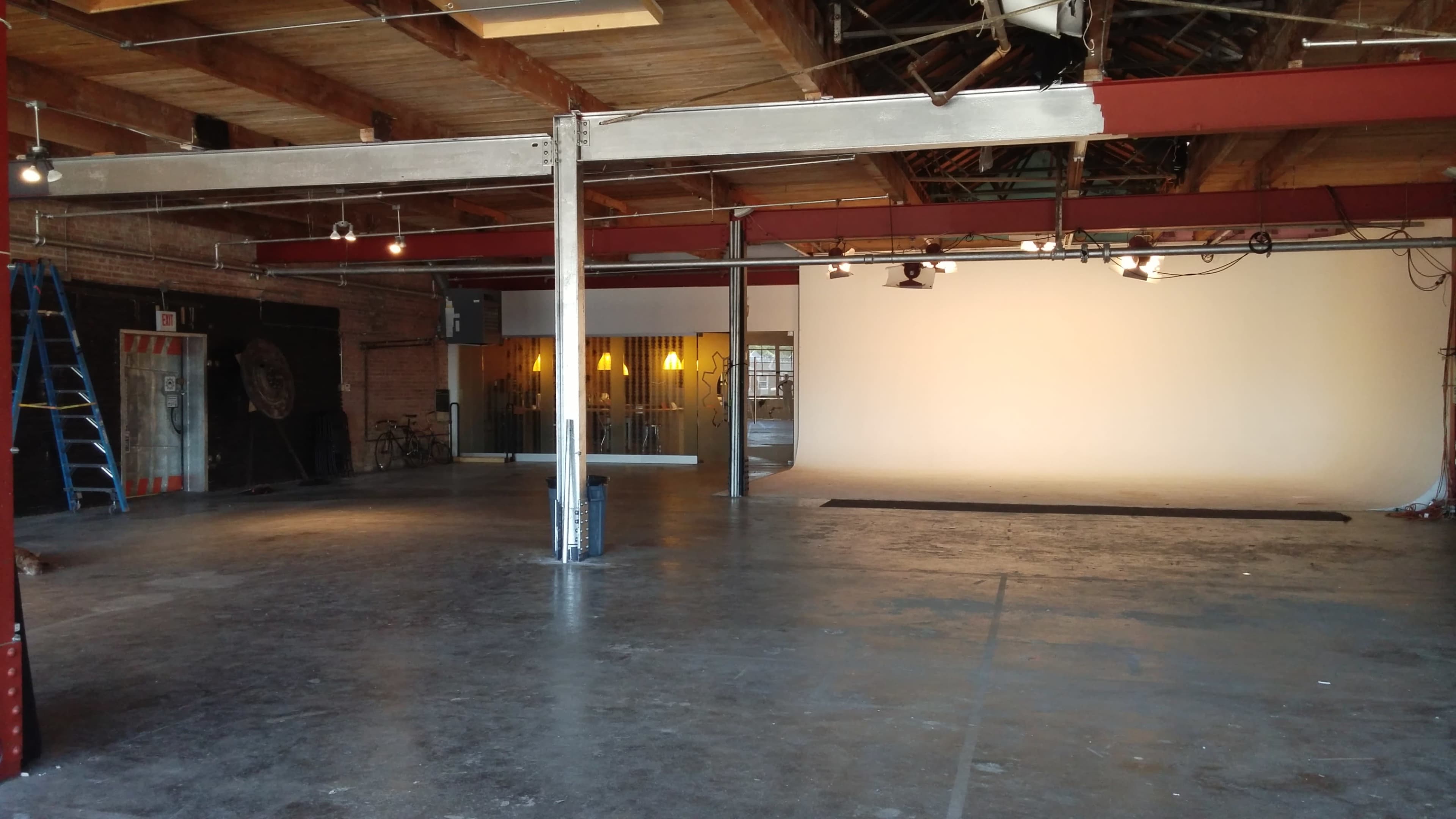 Spacious West Chicago Filming Studio Image in Garfield Park, Chicago, IL