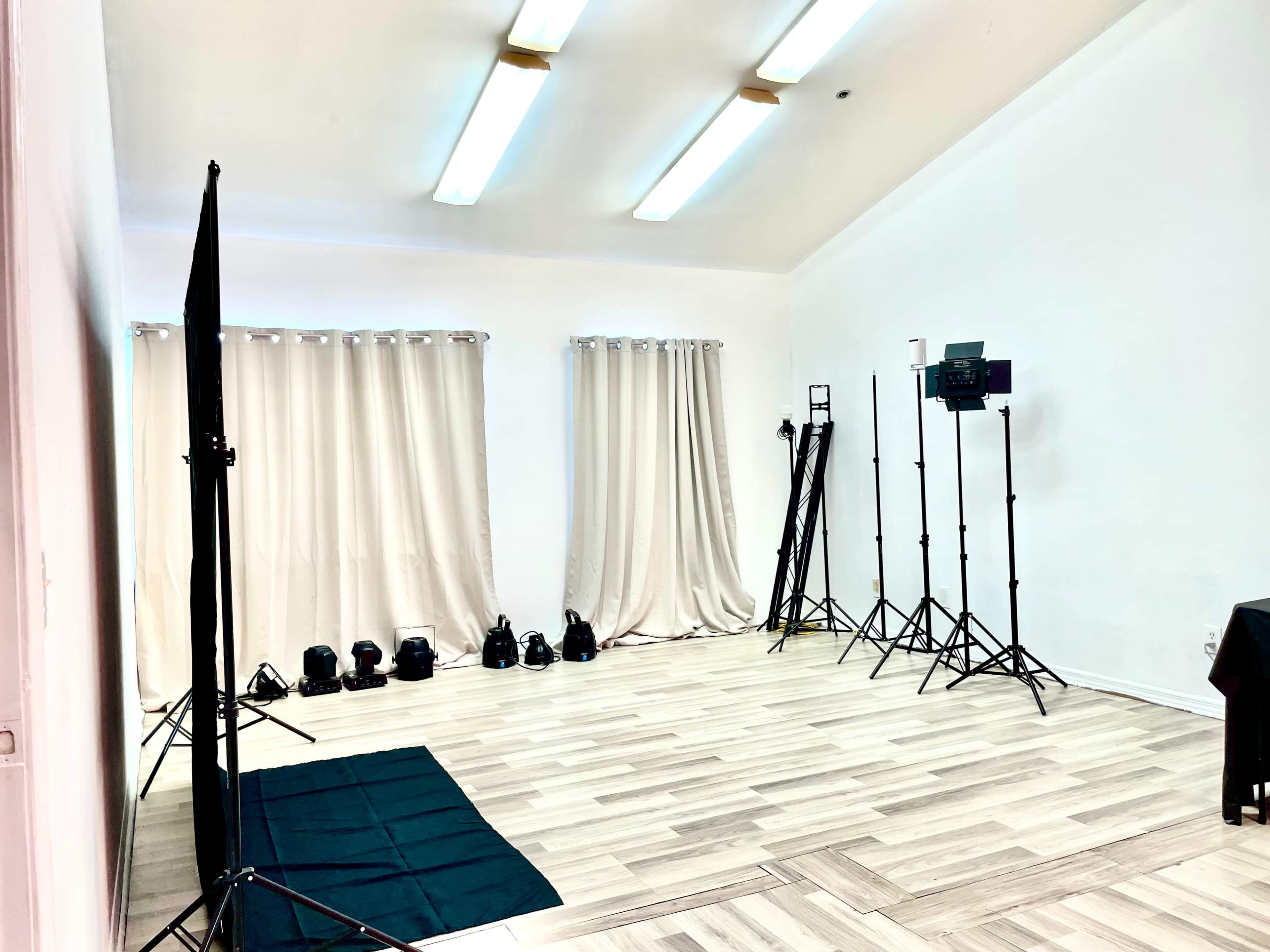 "A bright and flexible creative space" Image in Tamarac, Tamarac, FL