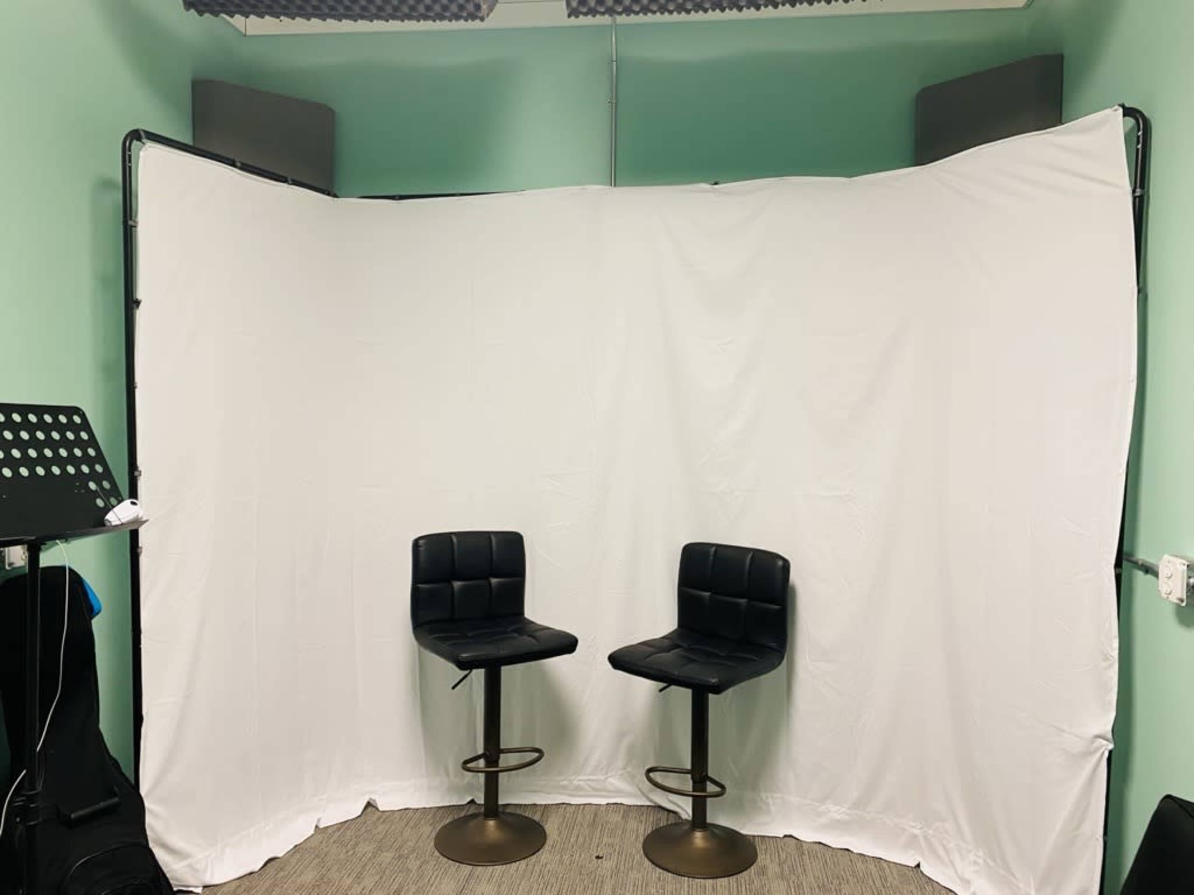 Small Affordable Multipurpose Space (For Hair braiders, Photographers, Musicians, etc.) Image in Warren, Warren, MI