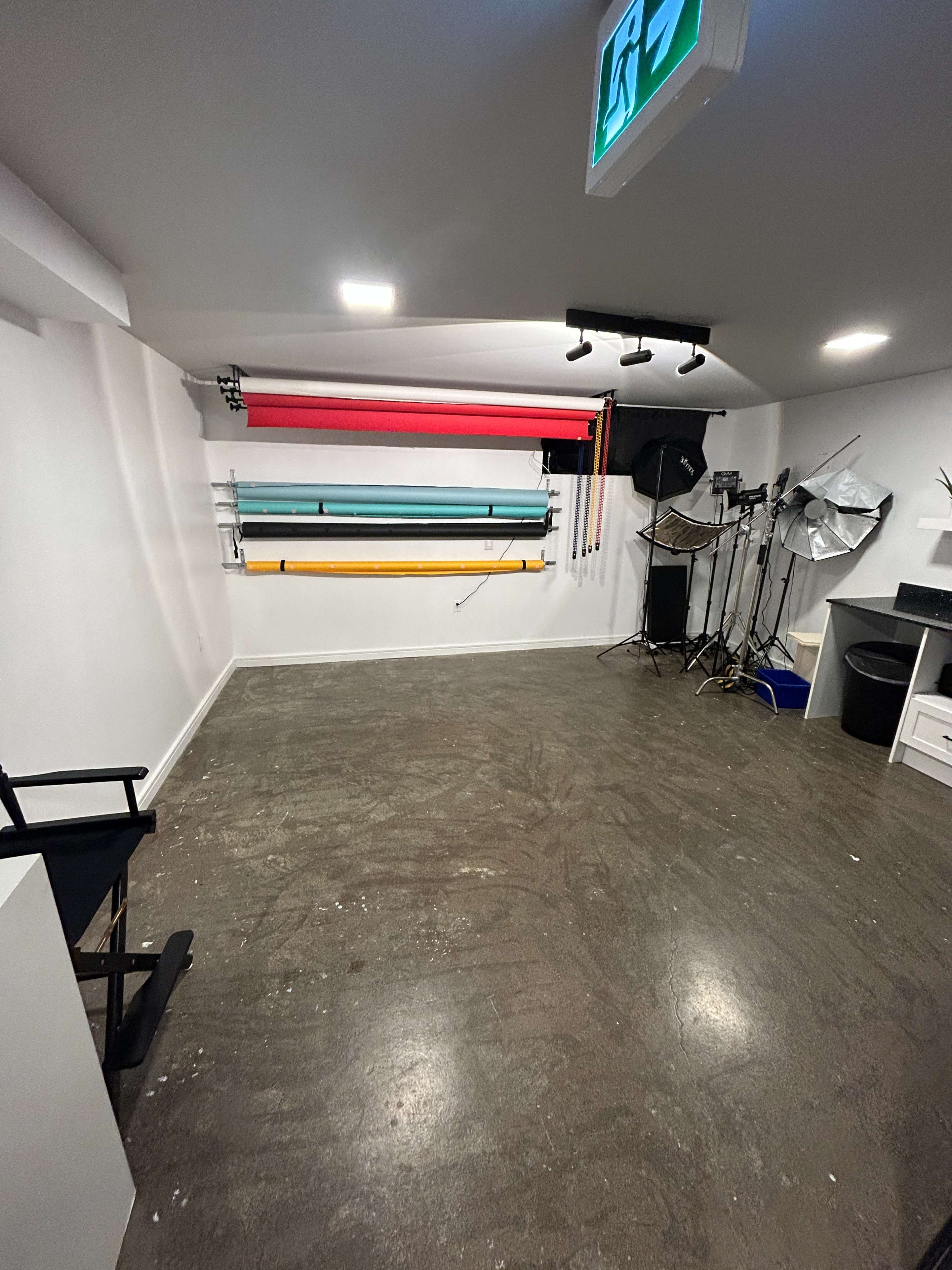 Cozy Basement Photo/video Studio Image in Alderwood, Etobicoke, ON