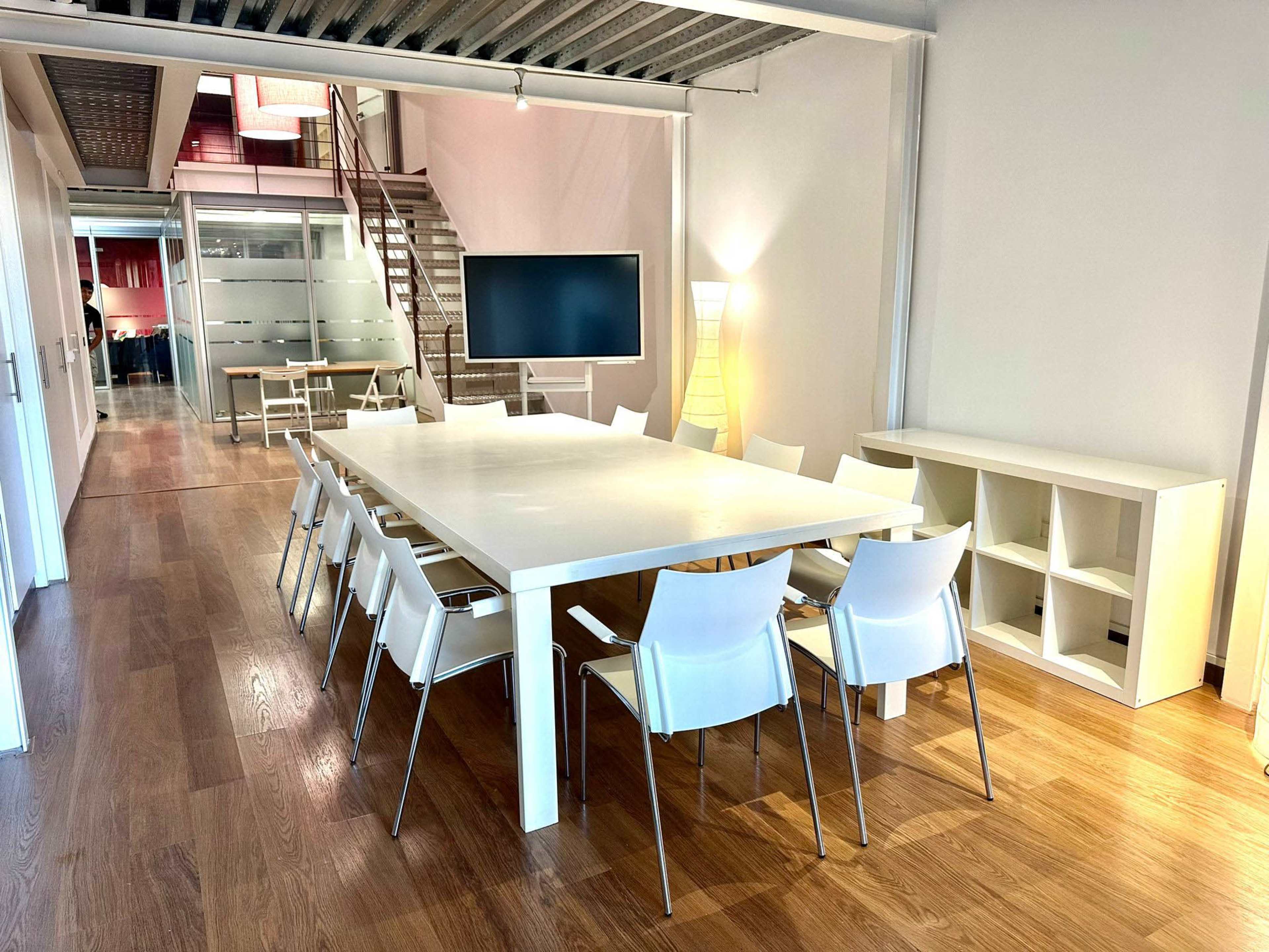 Hall polivalente diáfano acristalado en el centro de Barcelona Imagen en Fort Pienc, barcelona, B