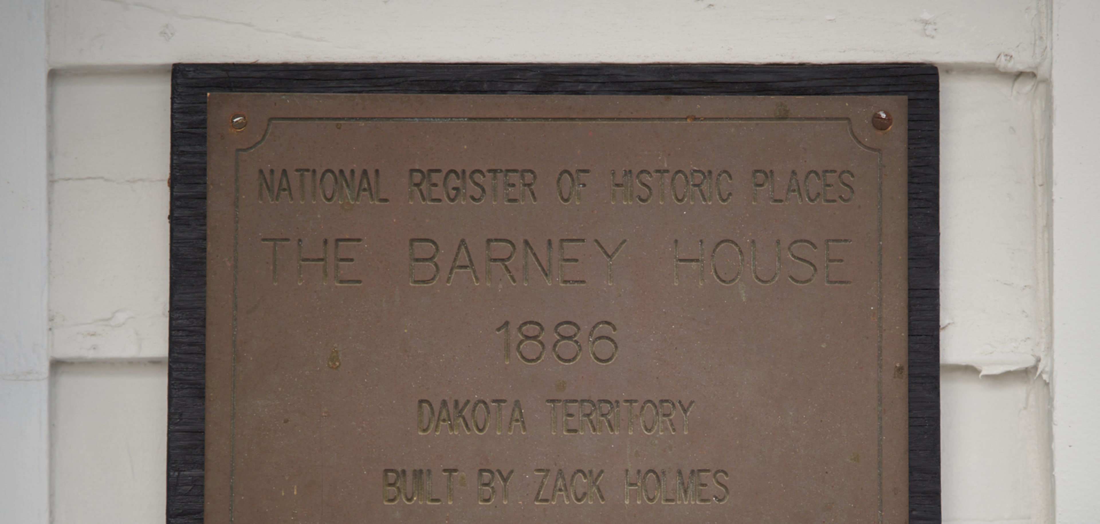 A plaque that identifies the Barney House, built in 1886 in Dakota Territory, and notes its status on the National Register of Historic Places.