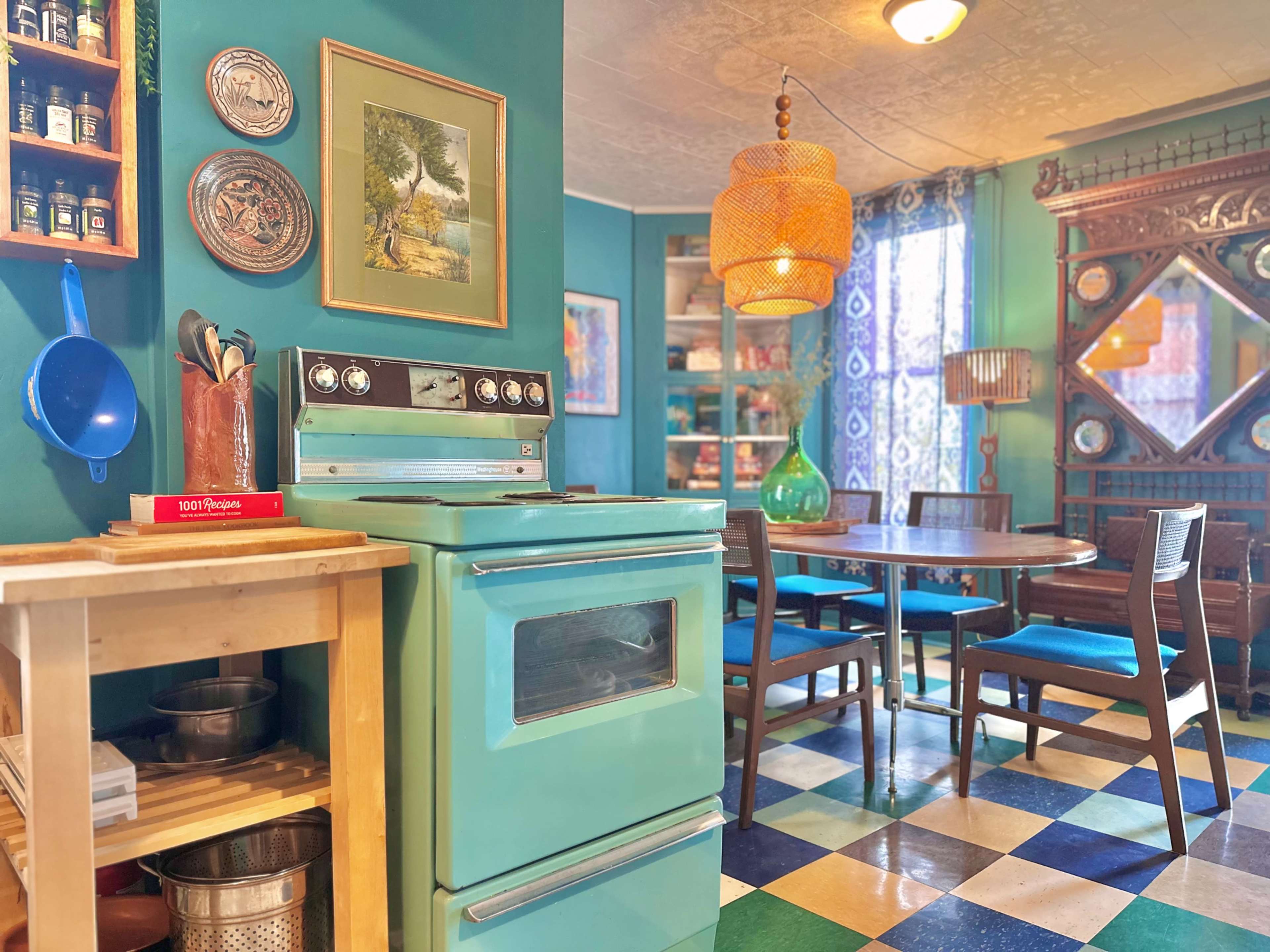Eclectic Moody Bohemian Apartment Image in , Niagara Falls, ON