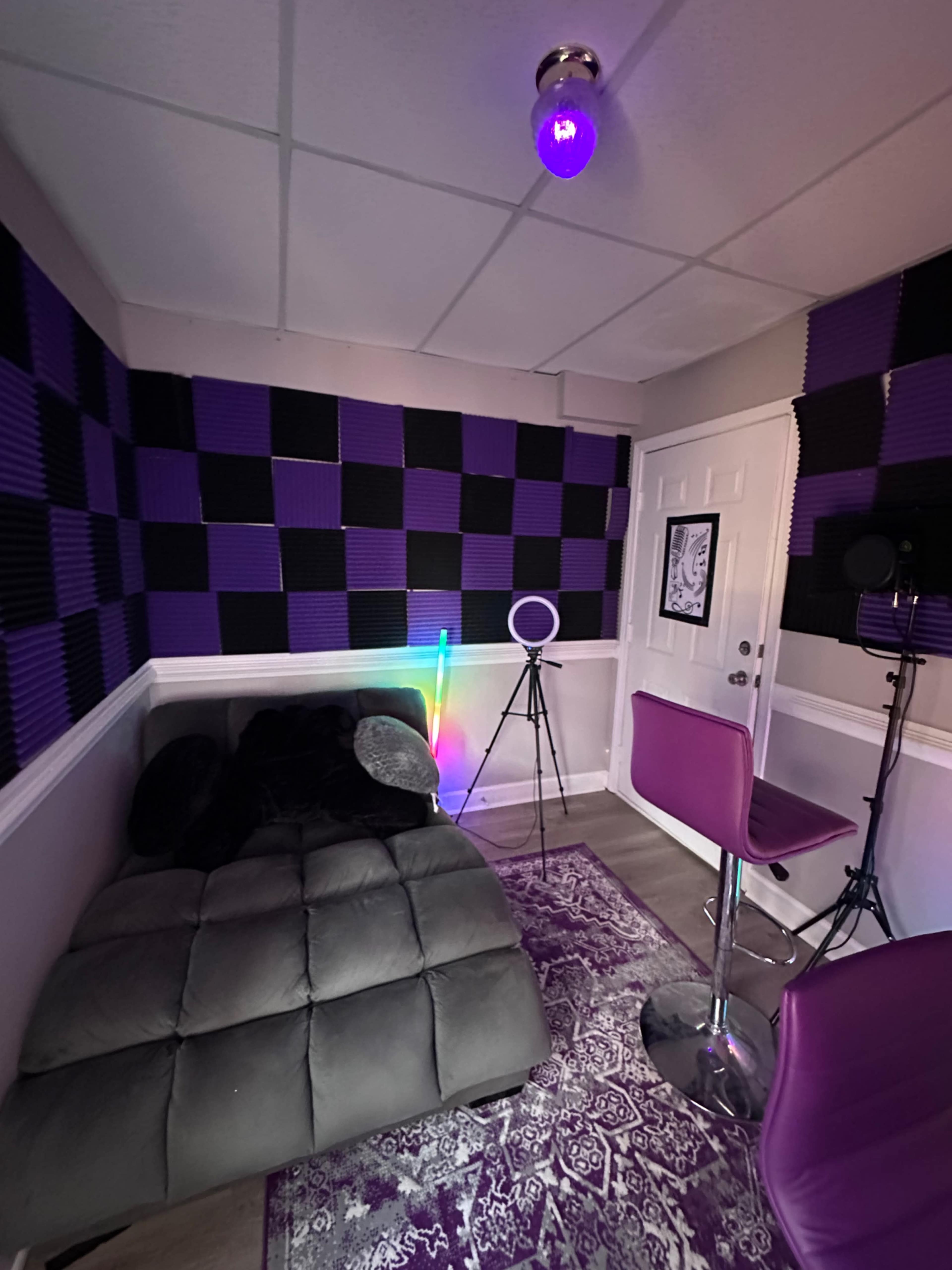 Beautiful decorated home! Lots of space and areas to do content and videos! Image in , Jonesboro, GA