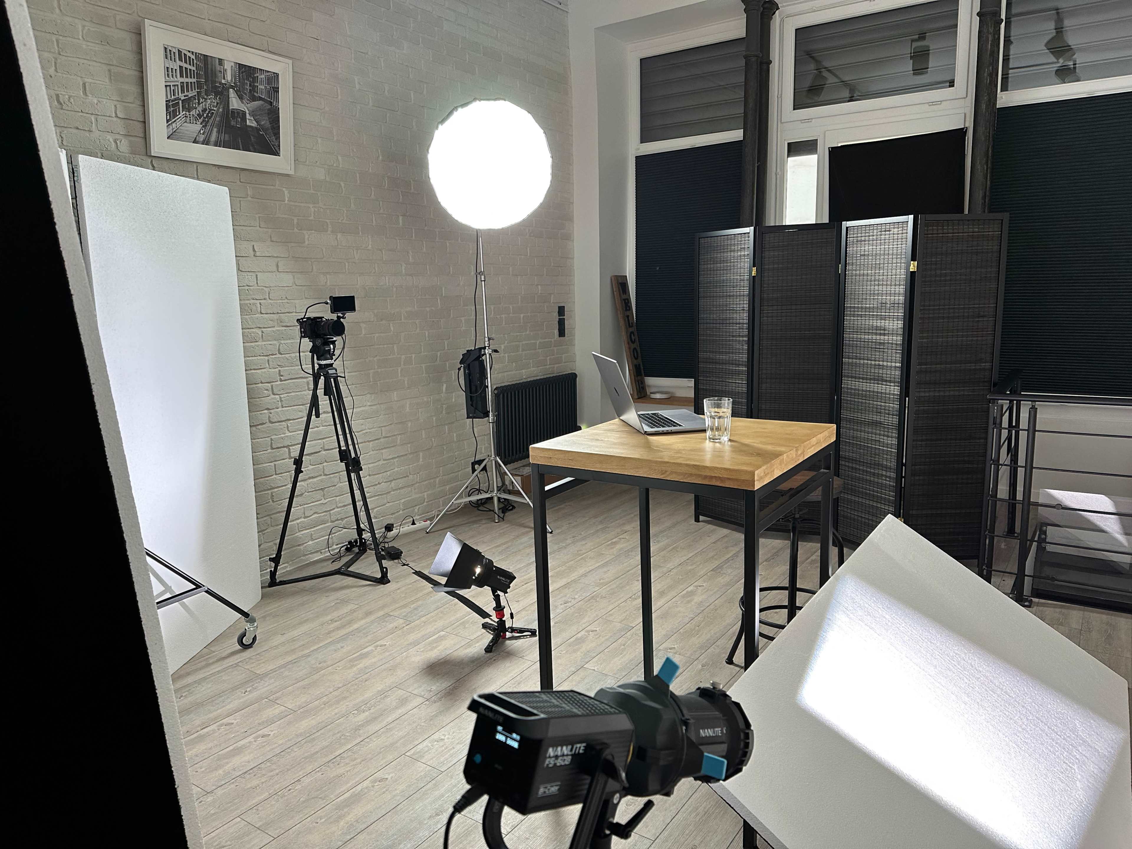 Studio photo vidéo dans le quartier des Folies Bergères Image in Faubourg-Montmartre, Paris
