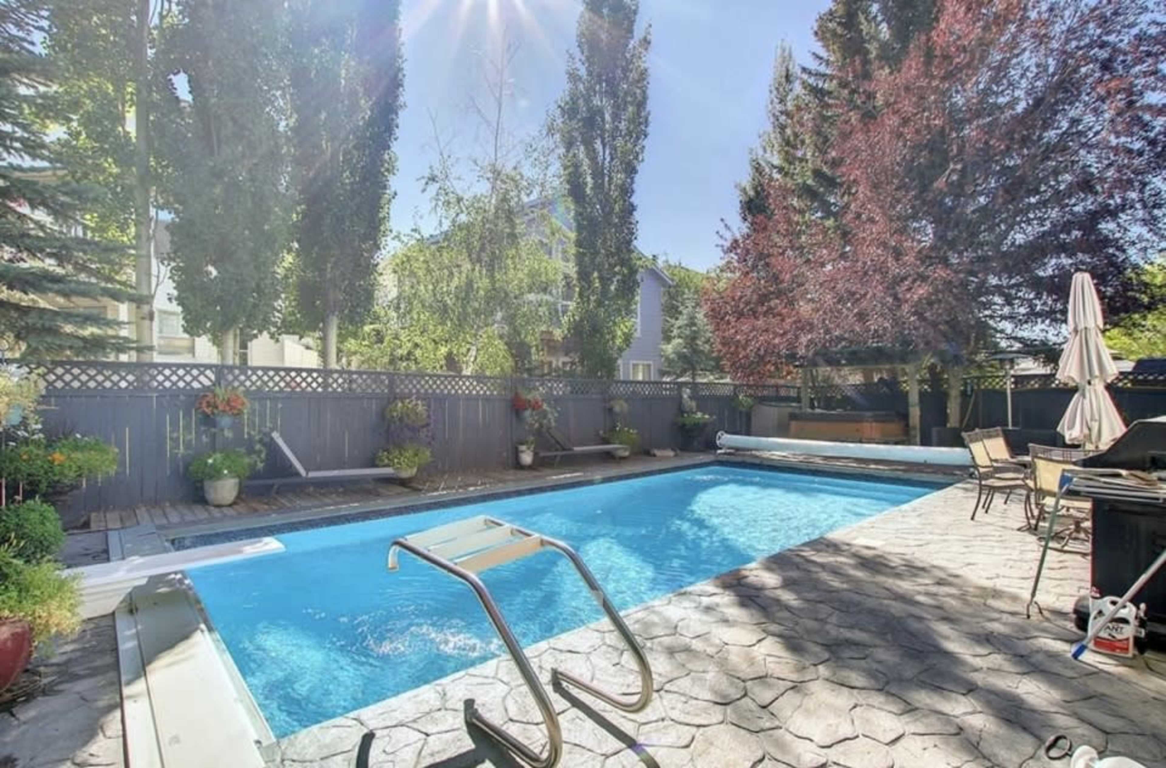 Huge house with over 3000 square feet. An unground beautiful tiled pool with loads of pool toys lights and games. Outdoor speakers and Hottub!!!! Image in Douglasdale, Calgary, AB