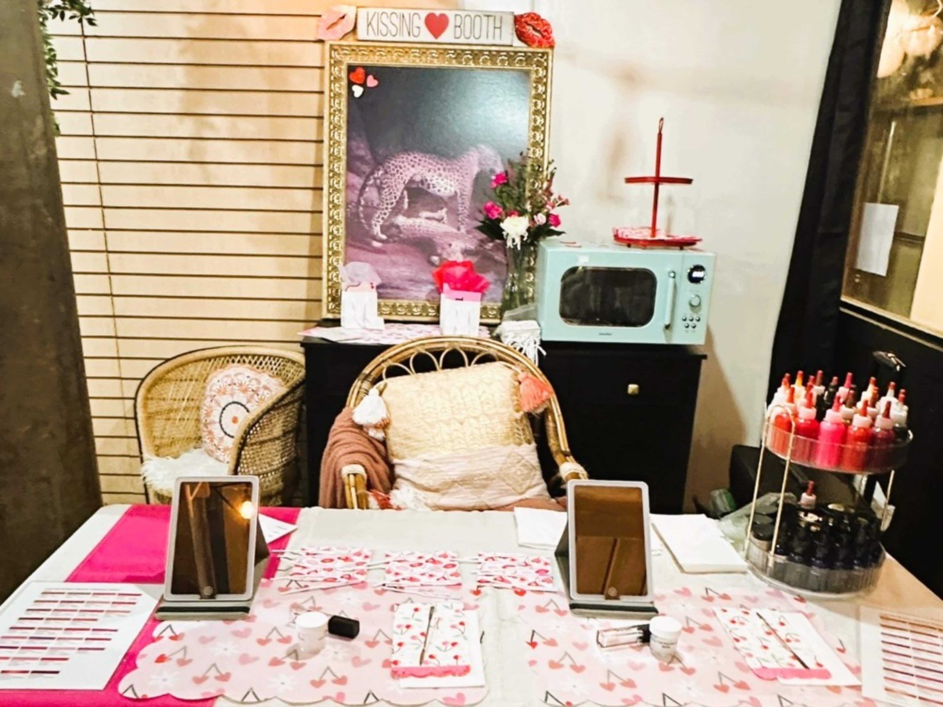 💄✨ Glow & Gloss: Custom Lip Gloss Experience ✨💄