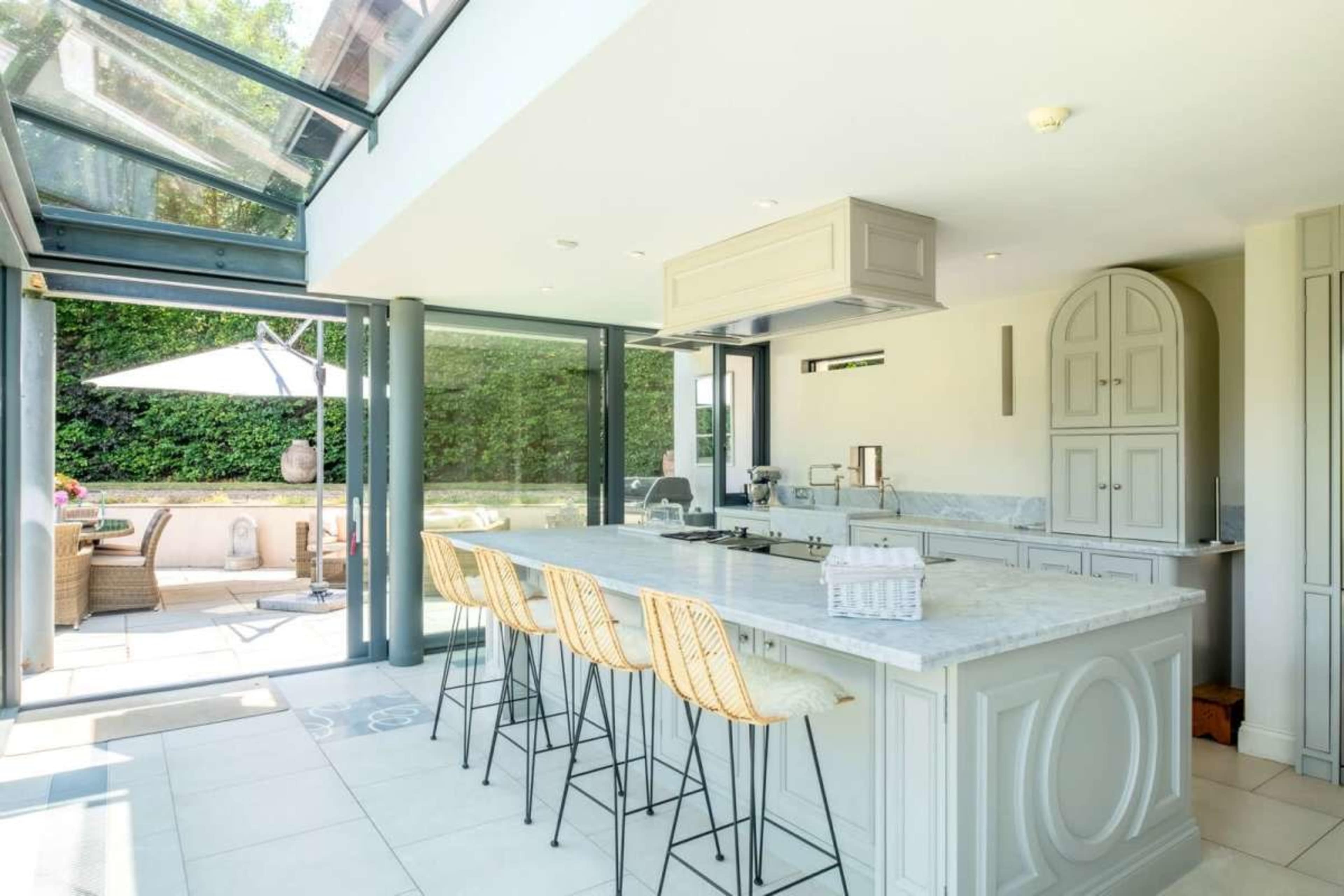 Large bright space with a country View Image in Sunninghill and Ascot, Sunningdale, ENG