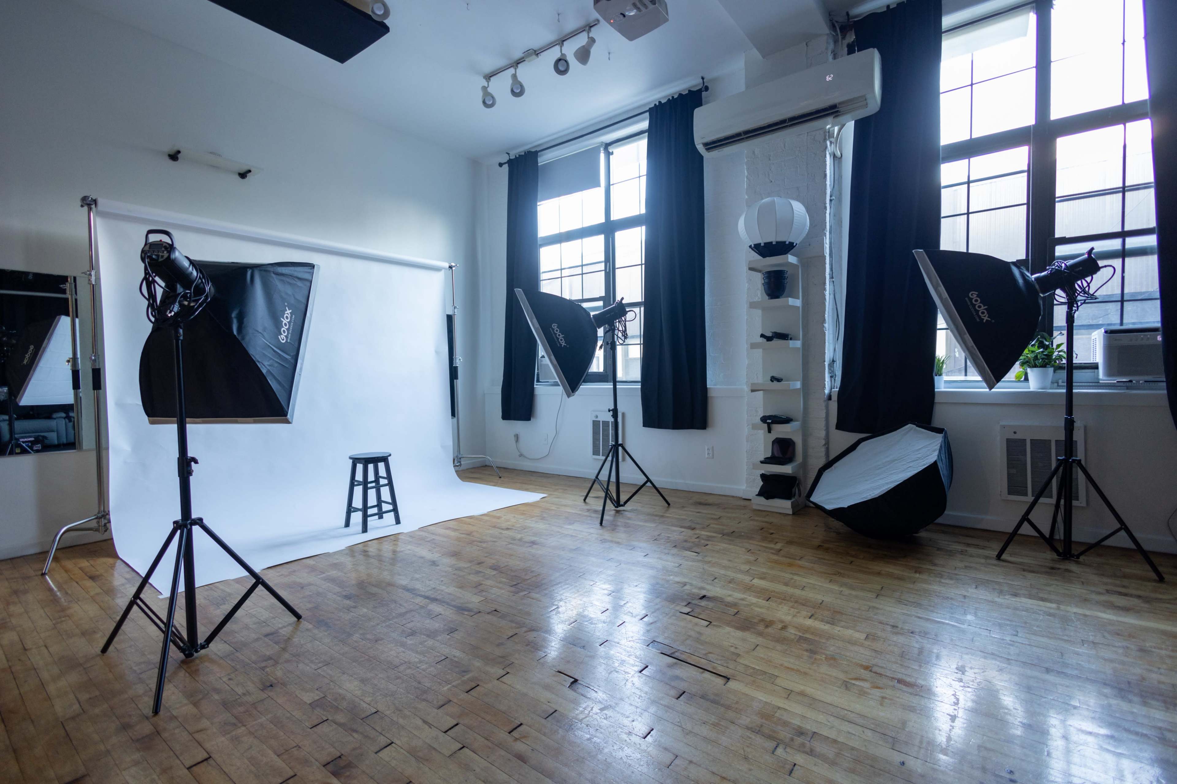 Loft Q718 | Bright & Versatile Loft Photo Studio with Color Backdrops ...