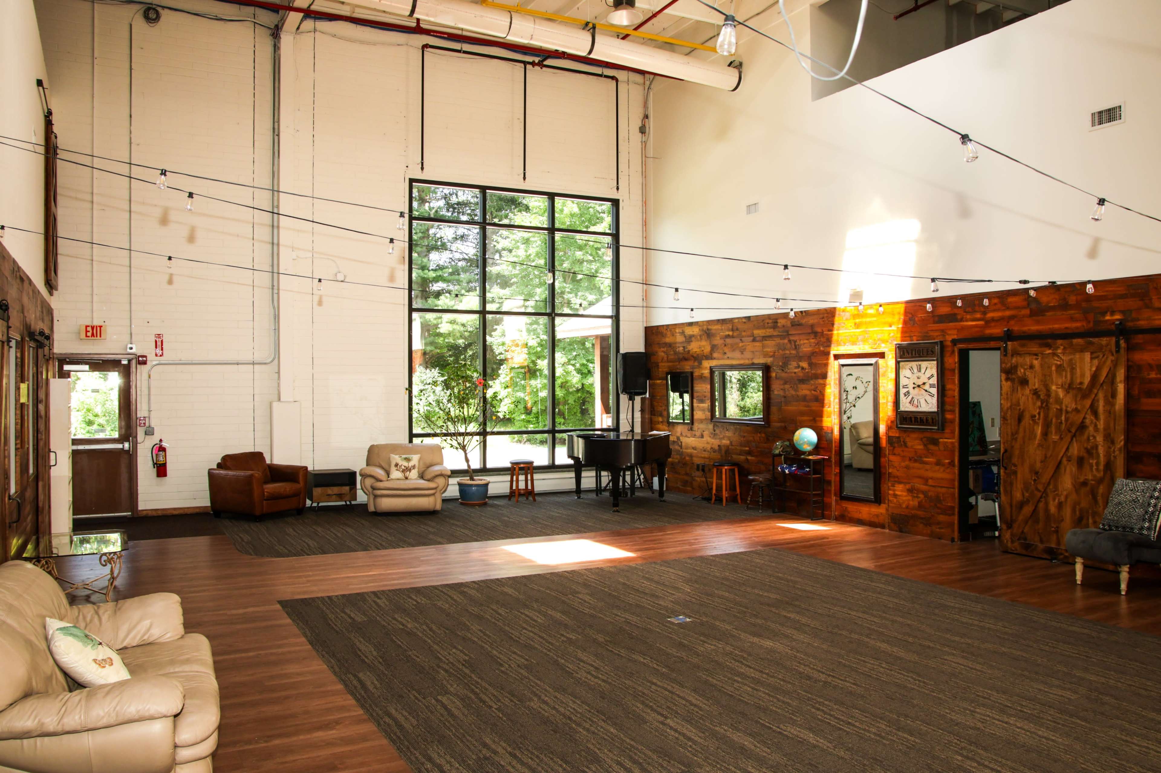 Modern Creative Studio with White Cyc, Podcast Studio & Full Production Amenities Image in Warwick, Warwick, NY