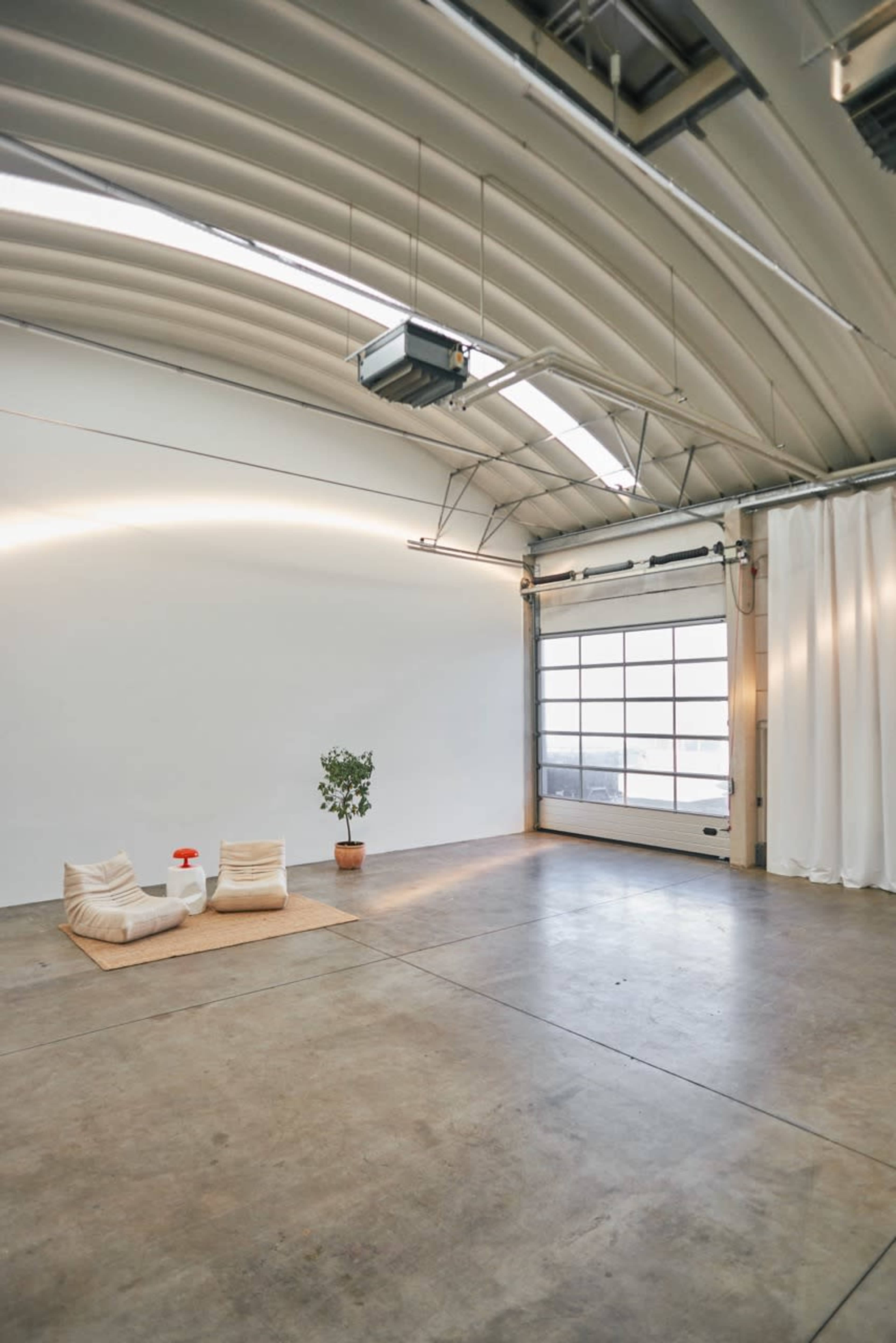 Lichtdurchflutete Industriehalle mit cleanem Betonboden und wunderschönem Tageslichteinfall Image in Flingern Nord, Düsseldorf