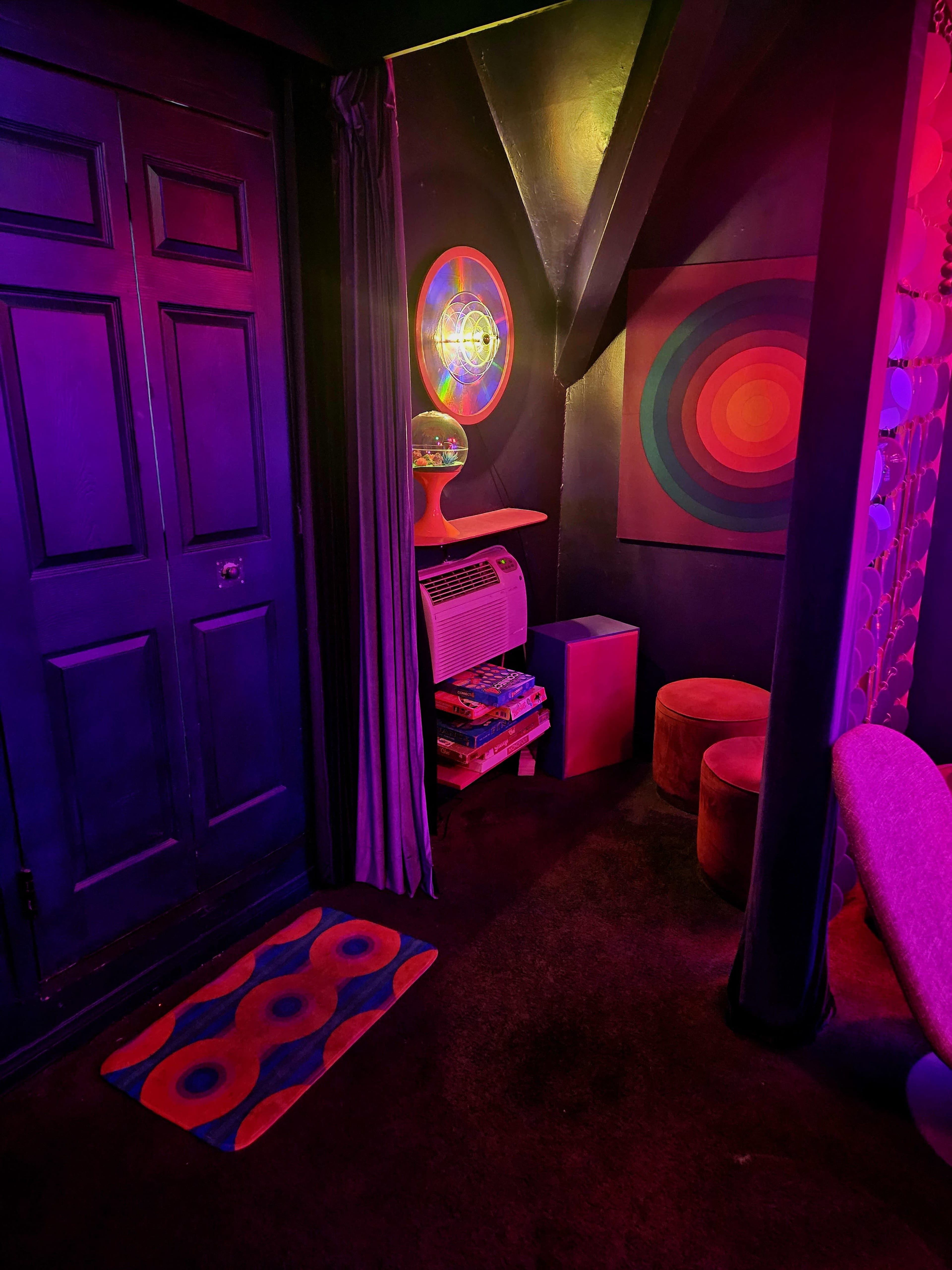 Groovy 70's Hollywood 420 Friendly Hideout/Karaoke room- Free Parking - Security Image in Greater Wilshire / Hancock Park, Los Angeles, CA