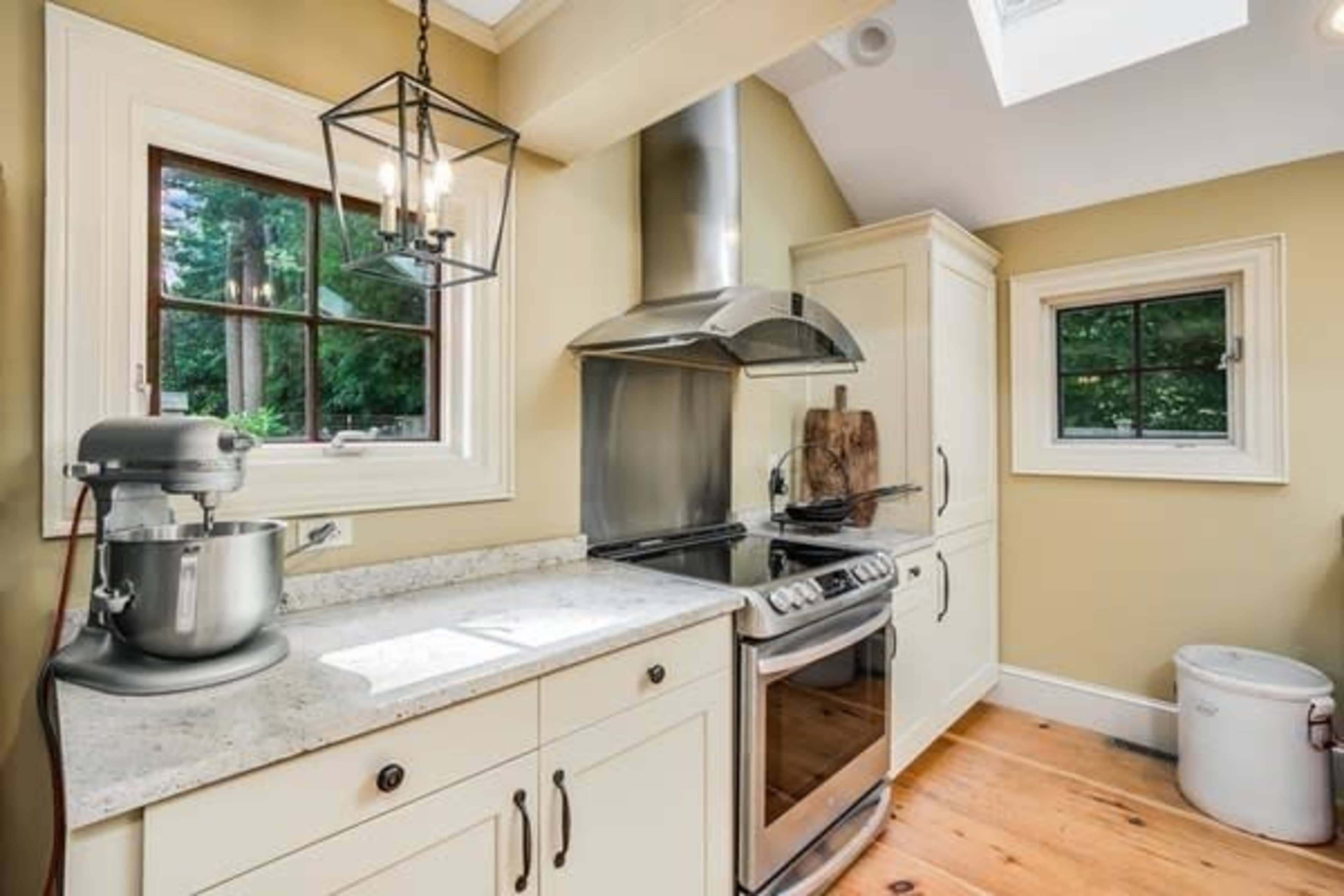 1800's Vintage Luxury Farmhouse Image in Byfield, Newbury, MA