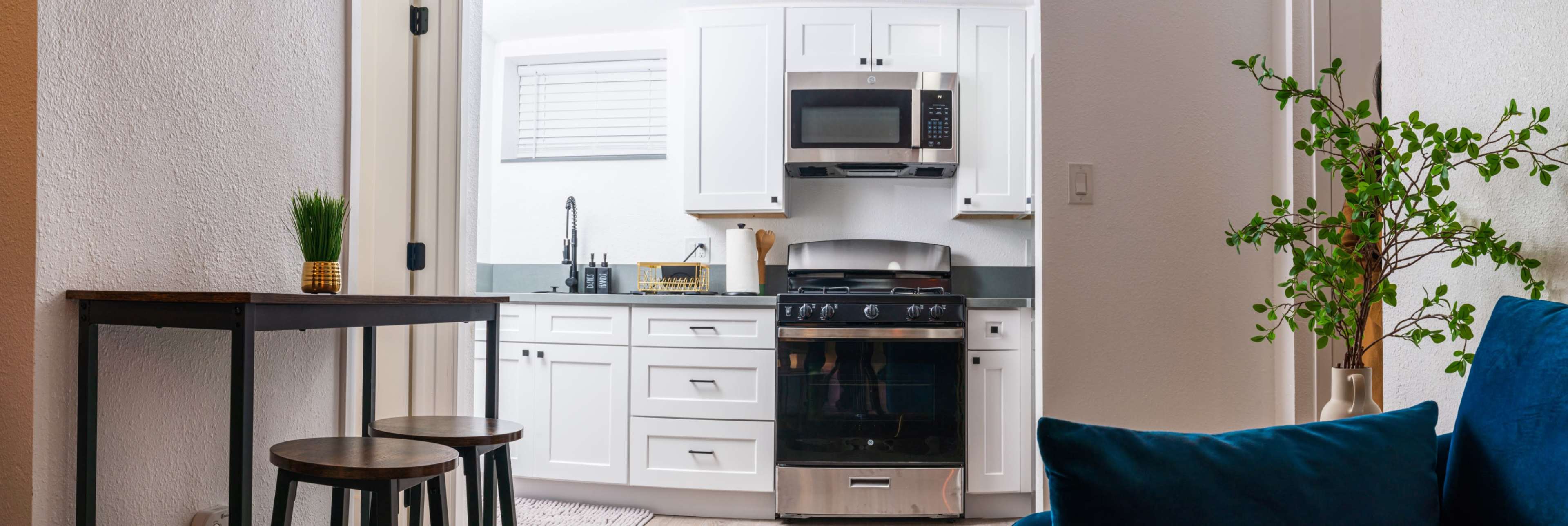 Chic & Cozy Retreat with a Touch of Hollywood Glam! Image in Mountain View, San Diego, CA