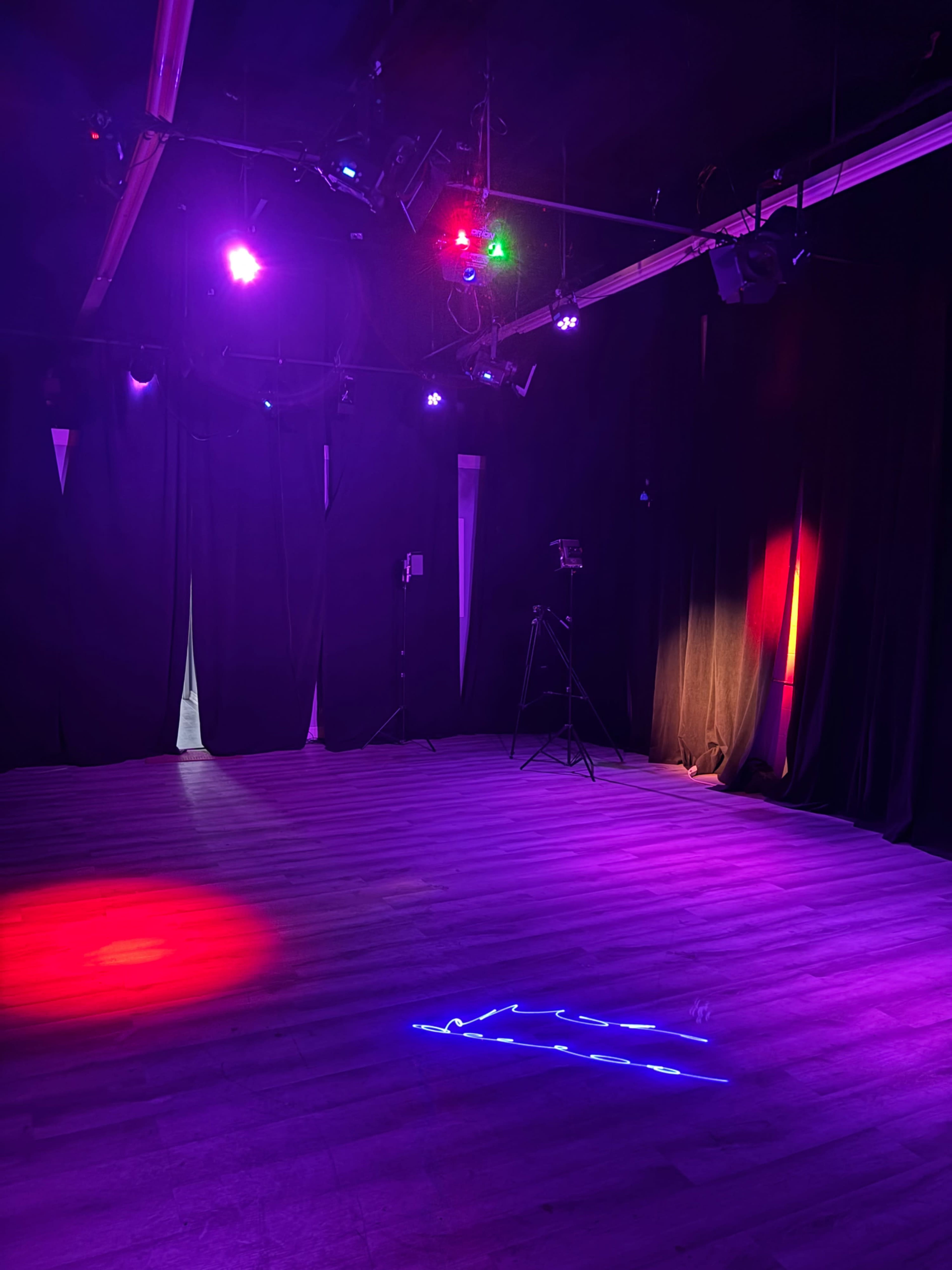 Enhanced lighting 360 blackout curtain film studio Image in Scarborough City Centre, Scarborough, ON