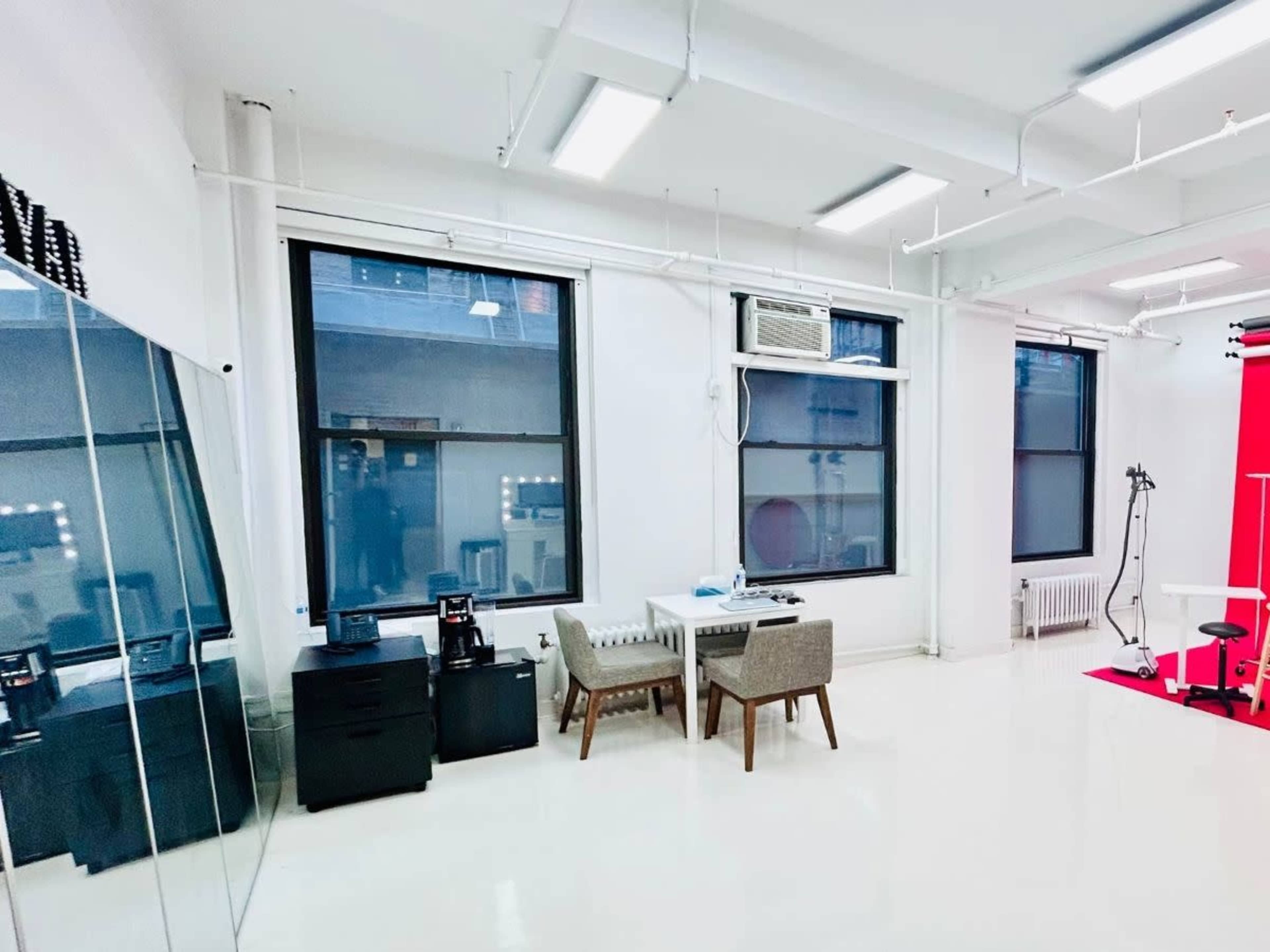 Midtown Natural Light Studio with Free Equipment Image in Midtown Manhattan, New York, NY