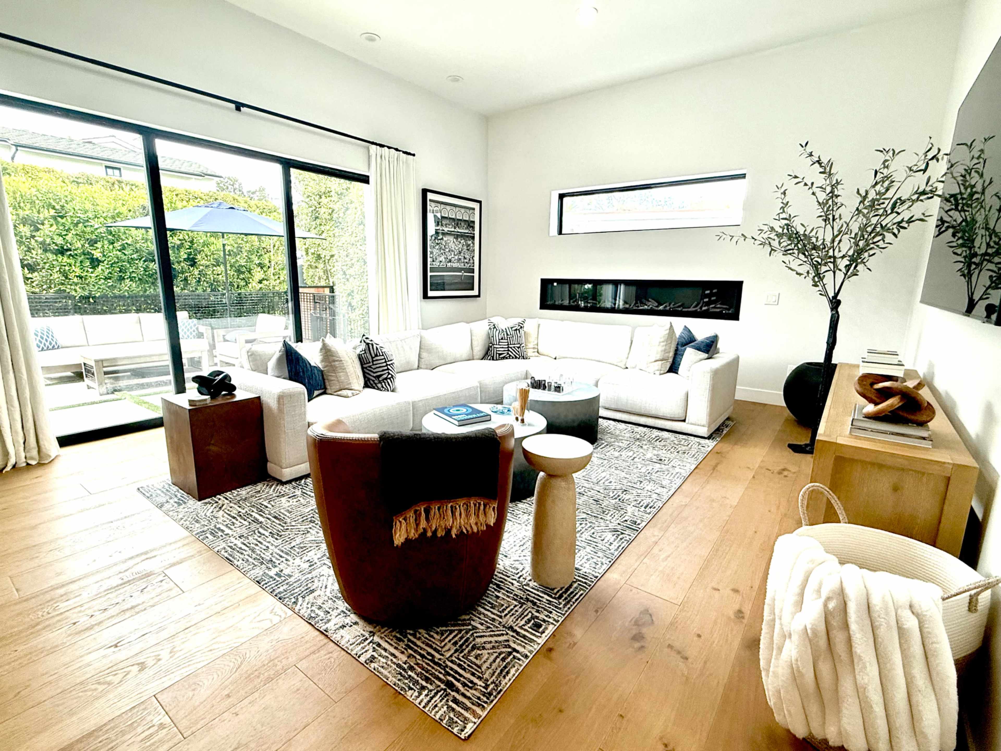 Cozy Brentwood Contemporary Image in Brentwood, Los Angeles, CA