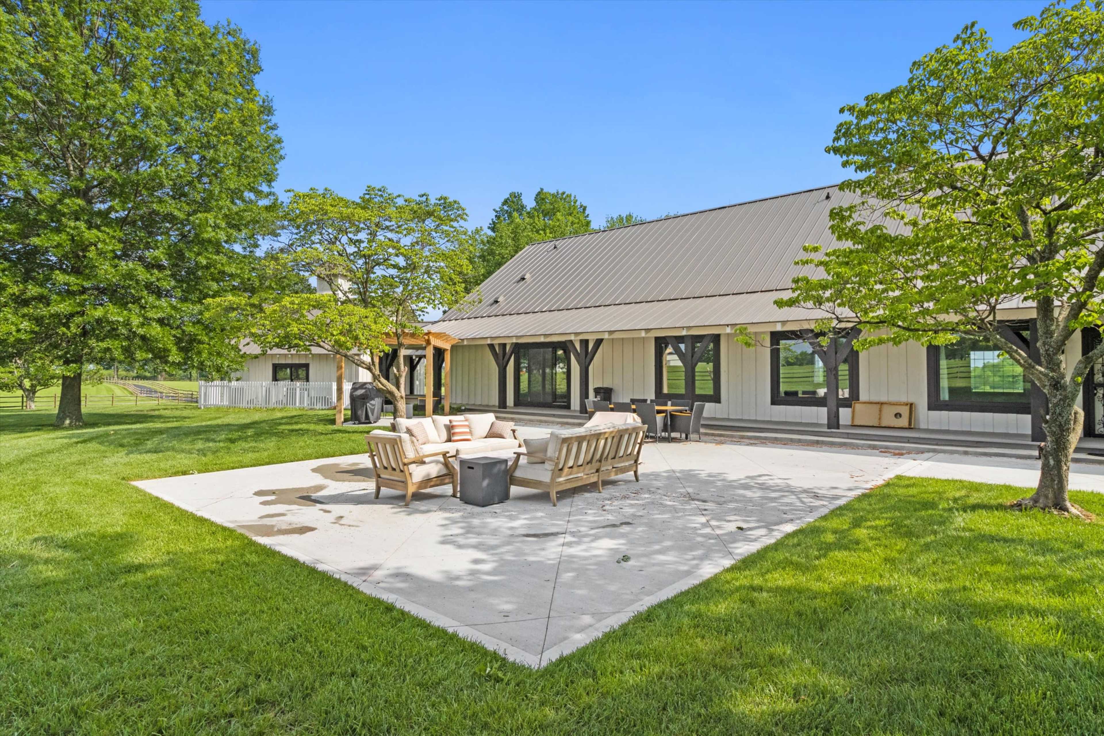 Beautiful home in a 75 acre property. Perfect for intimate gatherings and memorable stays! Image in Big Creek Township, Pleasant Hill, MO