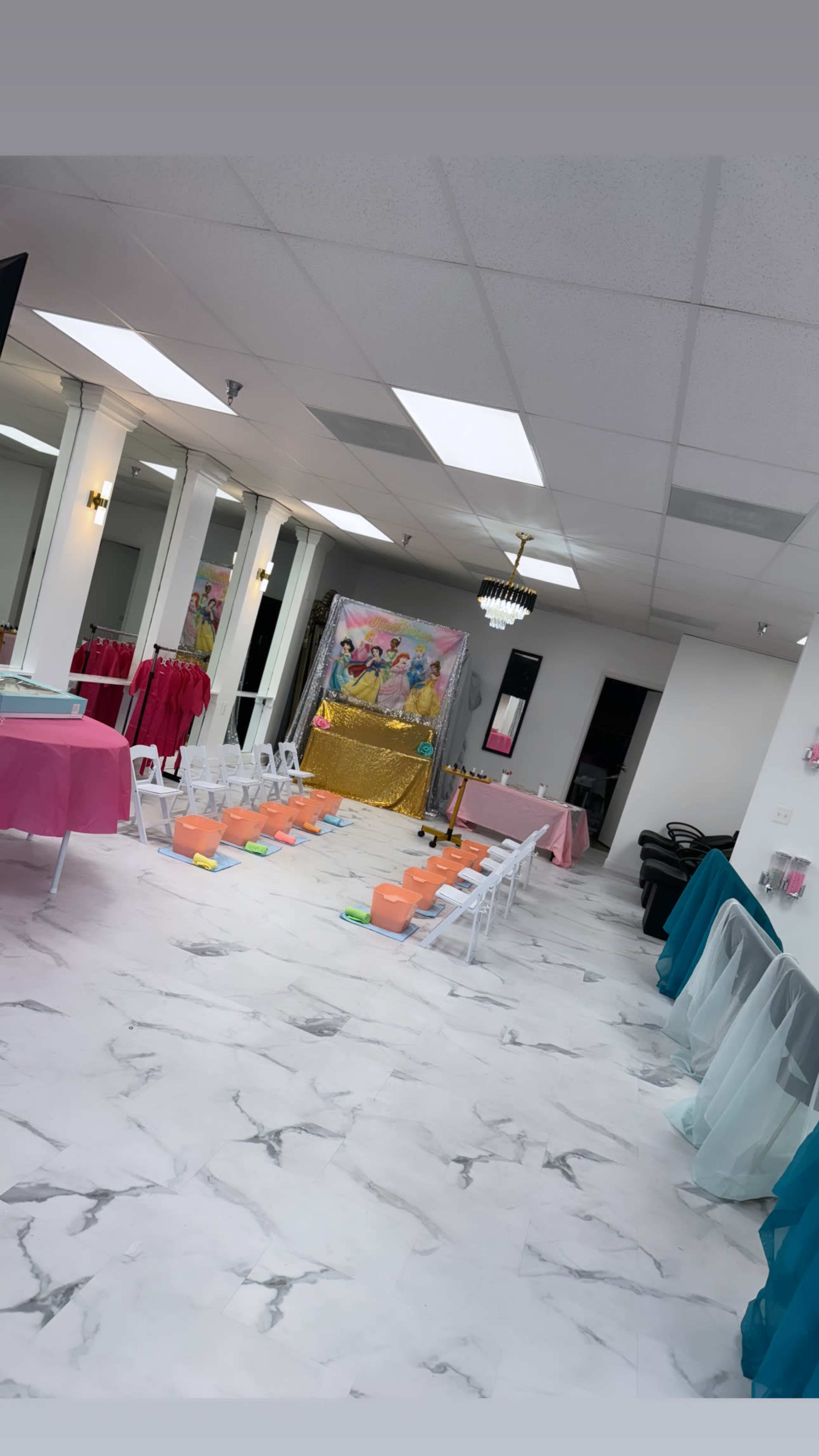 Beauty Parlor, spacious  , fancy , Open Image in Pikesville, Pikesville, MD