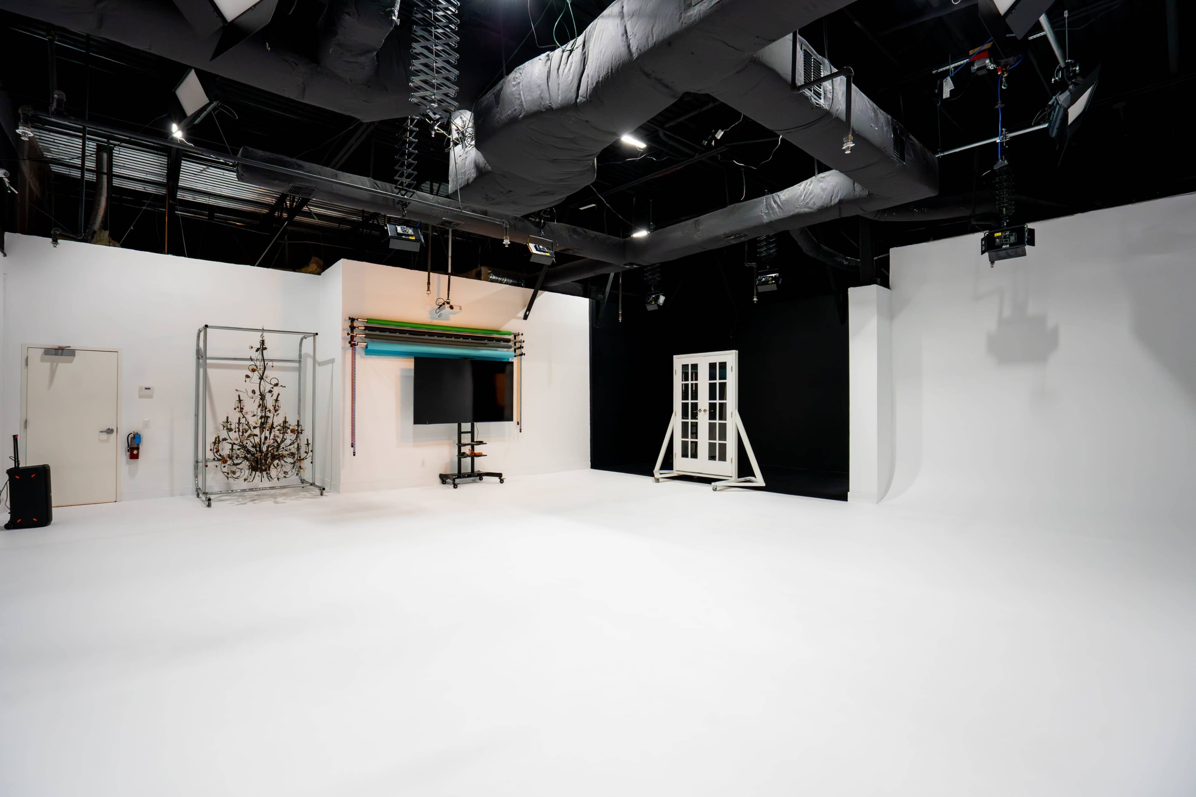 Luxury Photography Studio with Professional Lighting Image in Oak Ridge, Orlando, FL