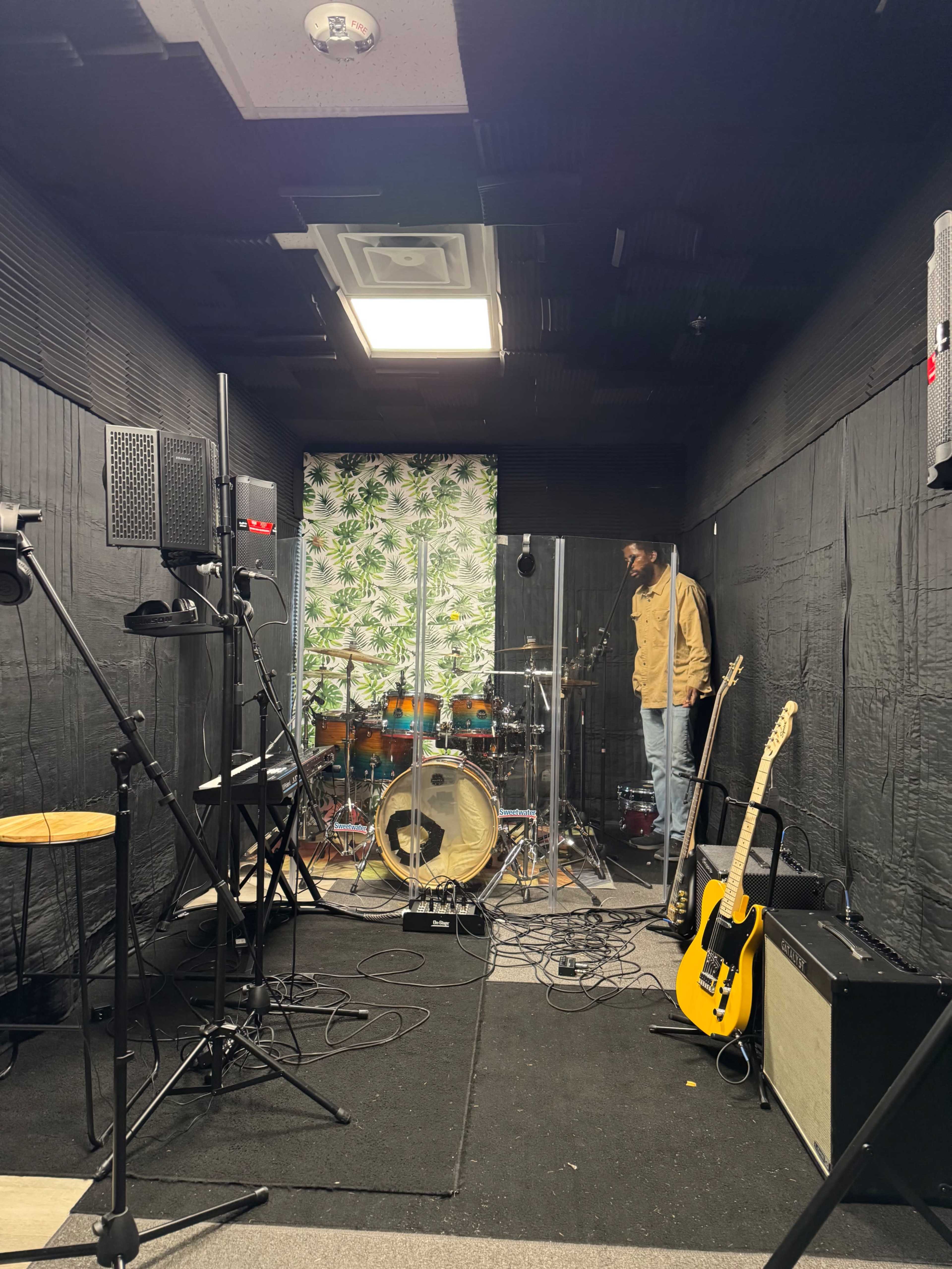 Spacious Music Studio Near O’Hare Airport – Perfect for Live Recording and band Rehearsals" Image in Leyden Township, SCHILLER PARK, IL