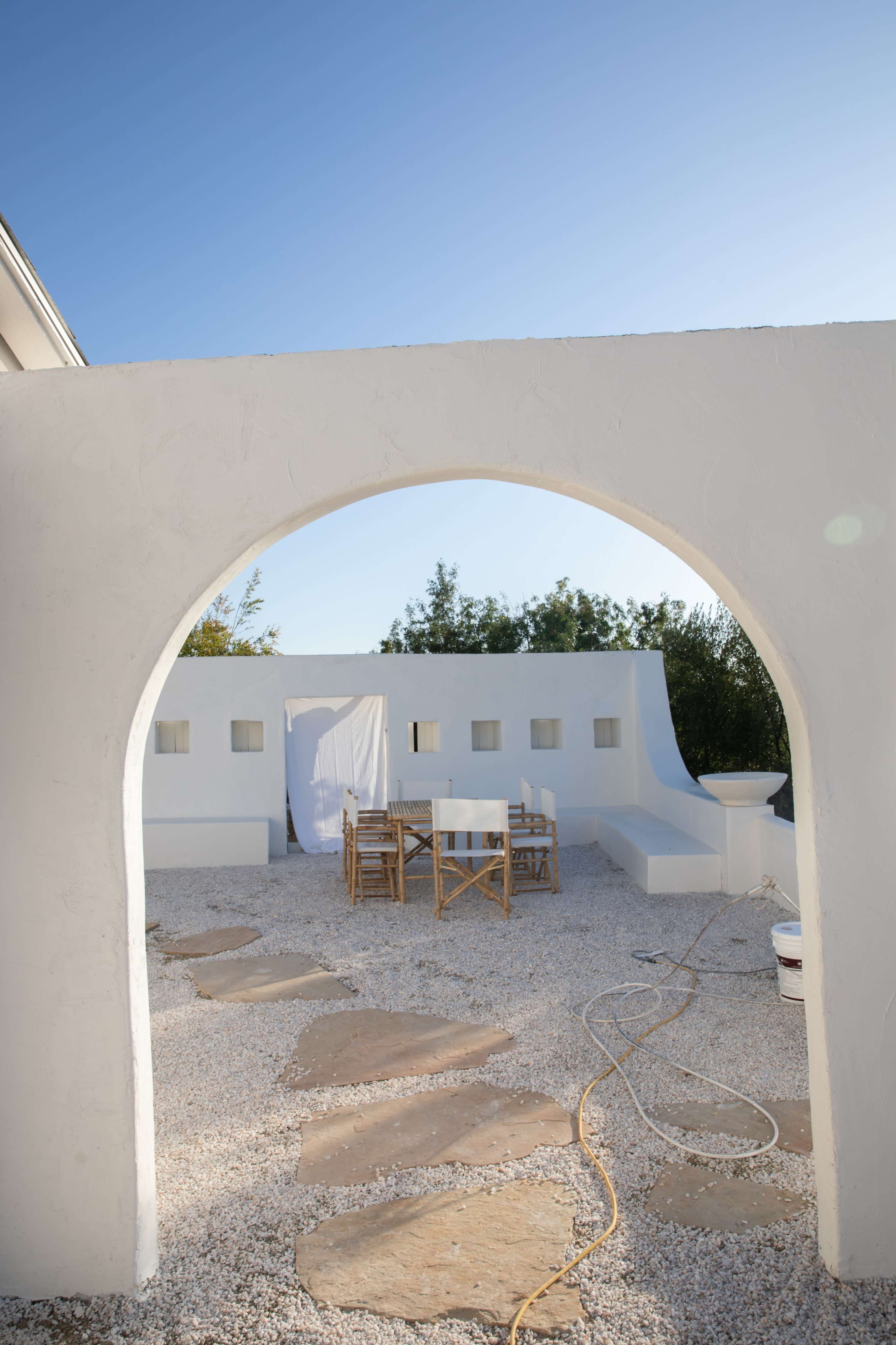 The Caster House: Luxury Santorini meets minimal Tulum w/ Pool, Arches & Abundant Light Image in Tarzana, Tarzana, CA