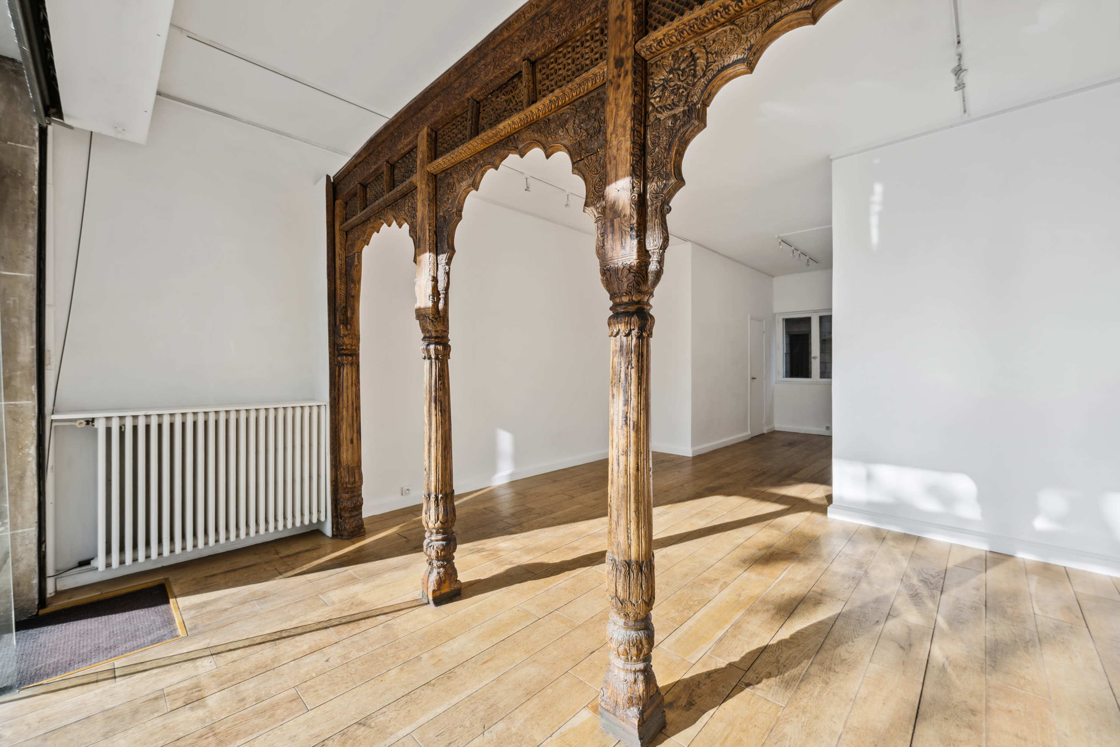 Magnifique galerie d'art au centre de Paris sur quais de Seine face Ile Saint-Louis Image in Quartier Saint-Paul, paris