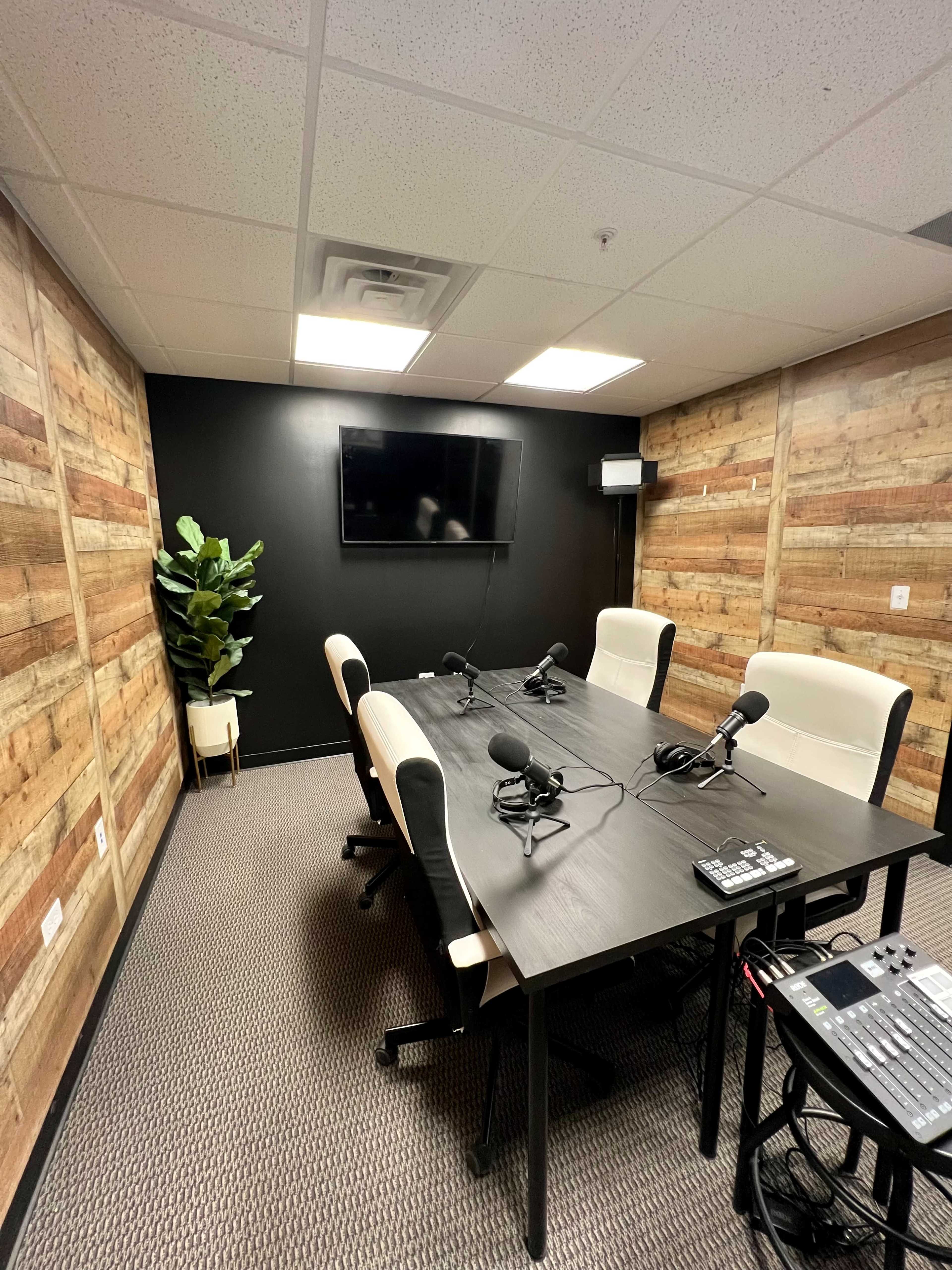 Modern Downtown Studio Image in St. Charles, Saint Charles, IL