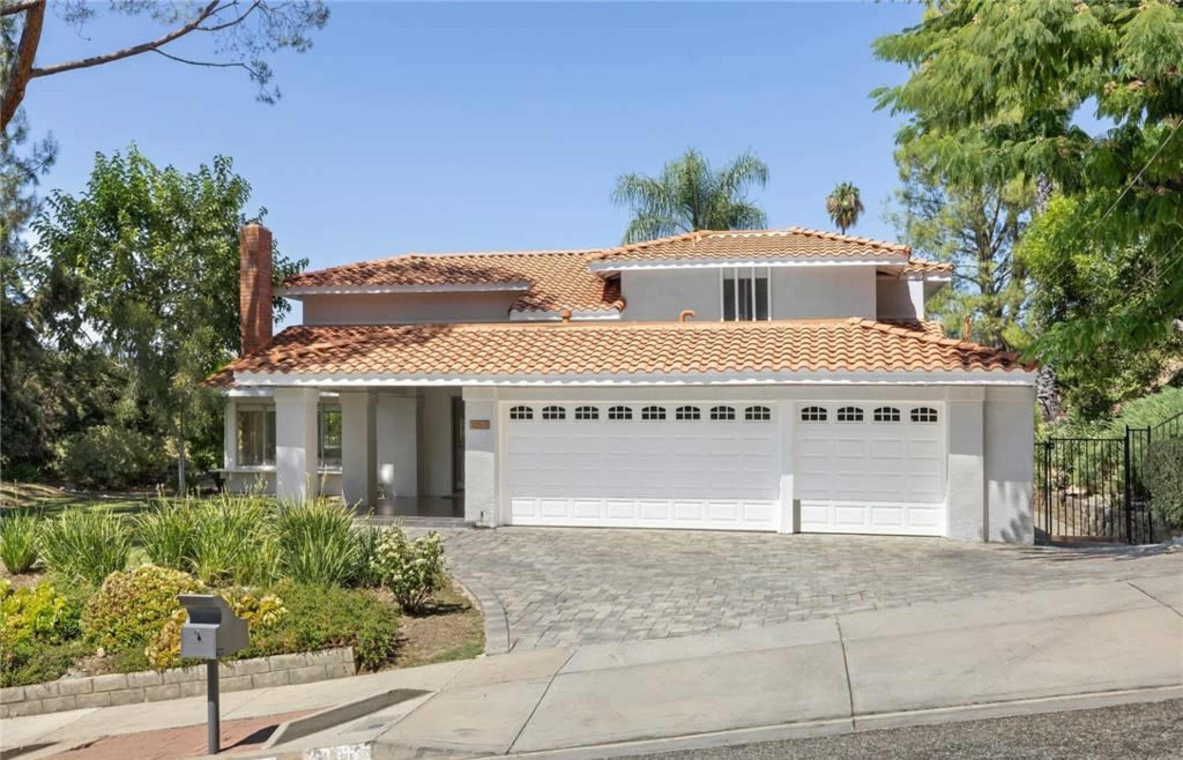 Contemporary Style Home with Sunset Views Image in Greater Mulwood, calabasas, CA