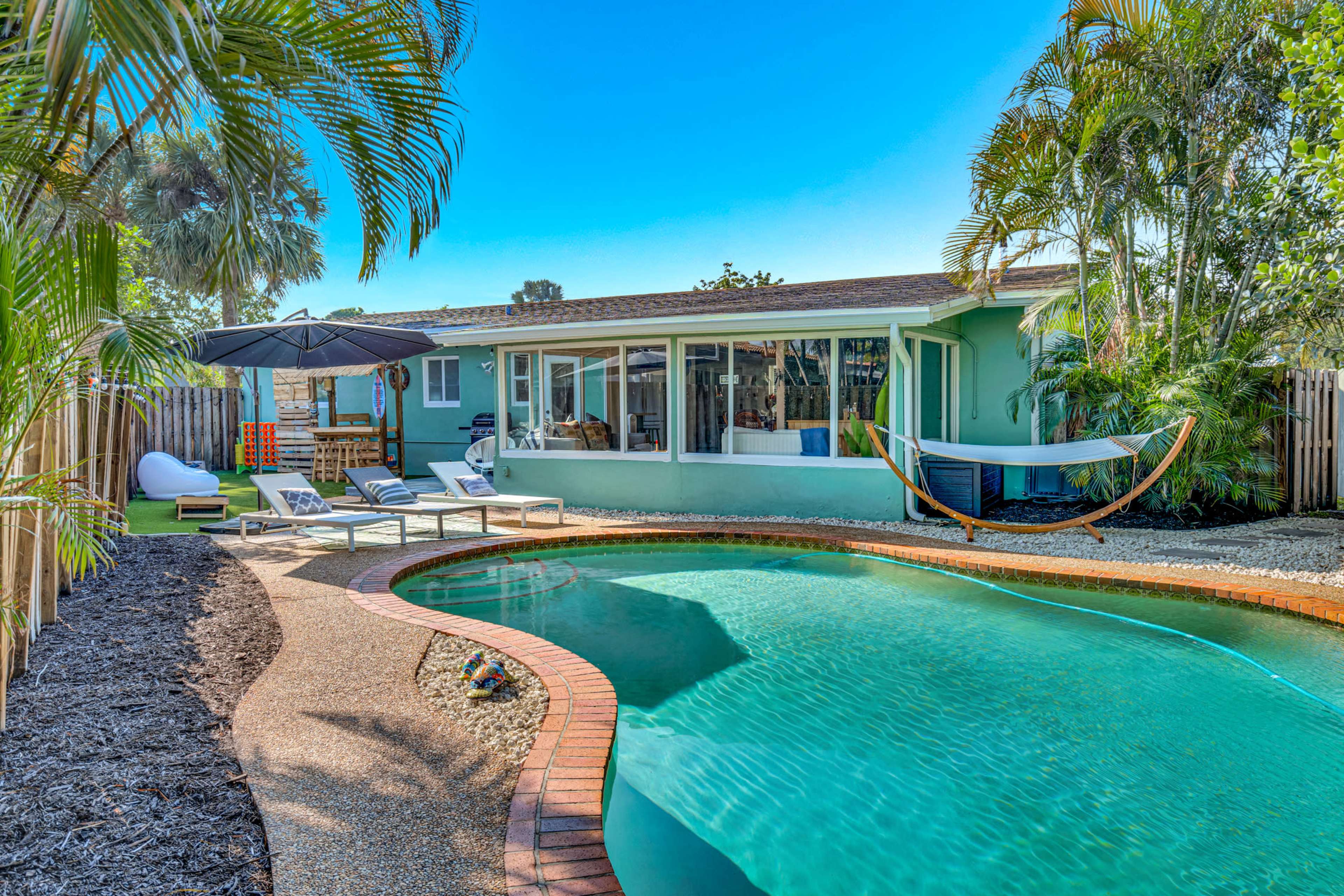 Vibrant Outdoor Retreat with Pool | Ideal for Shoots & Gatherings Image in Wilton Manors, Wilton Manors, FL