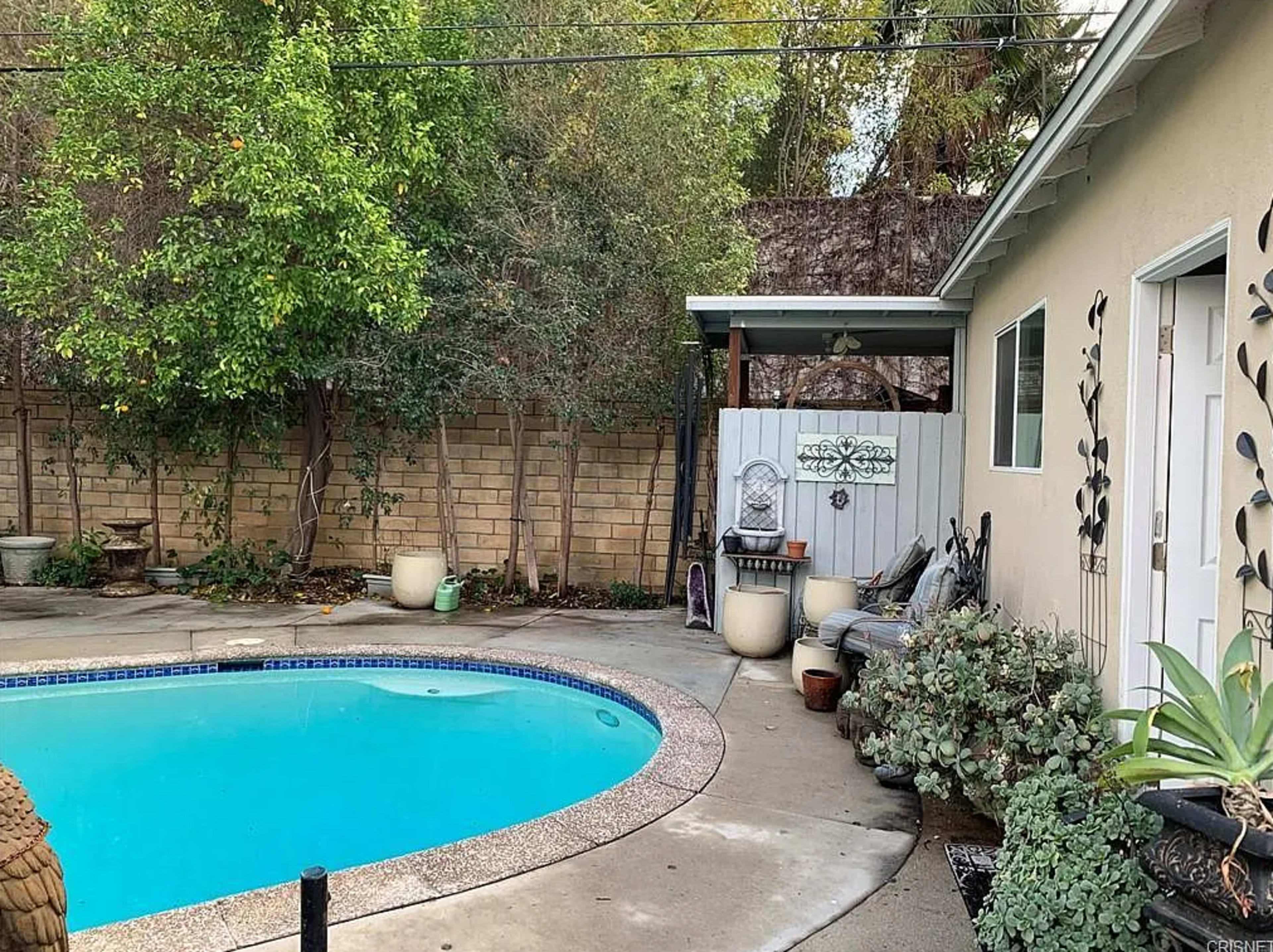 Tarzana oasis with pool cabana and exquisite bathroom upgrade Image in Tarzana, Tarzana, CA