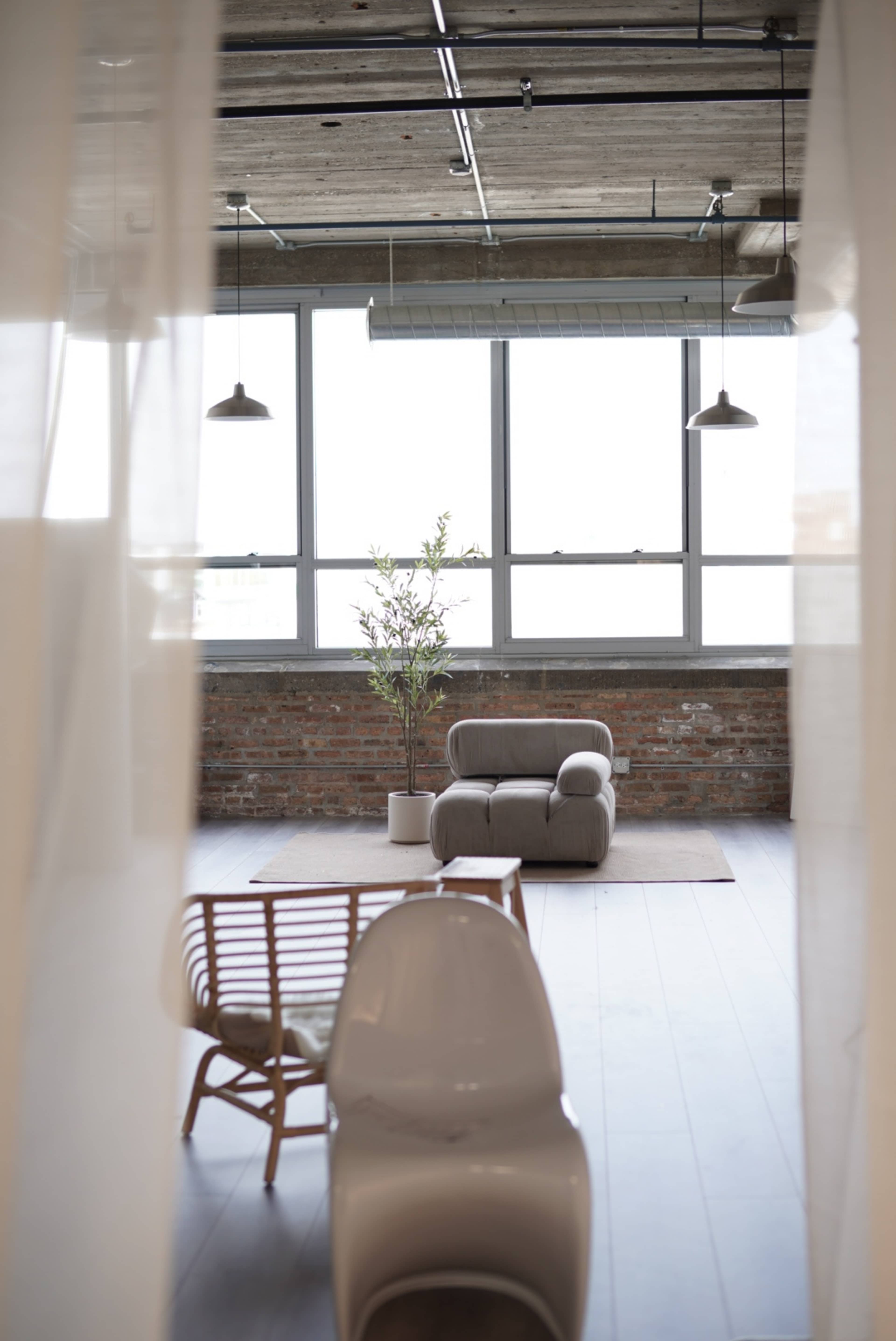 Aesthetic, minimalistic, daylight-filled, spacious, fully-equipped, bright, modern Photo studio in Ravenswood. Image in Uptown, Chicago, IL