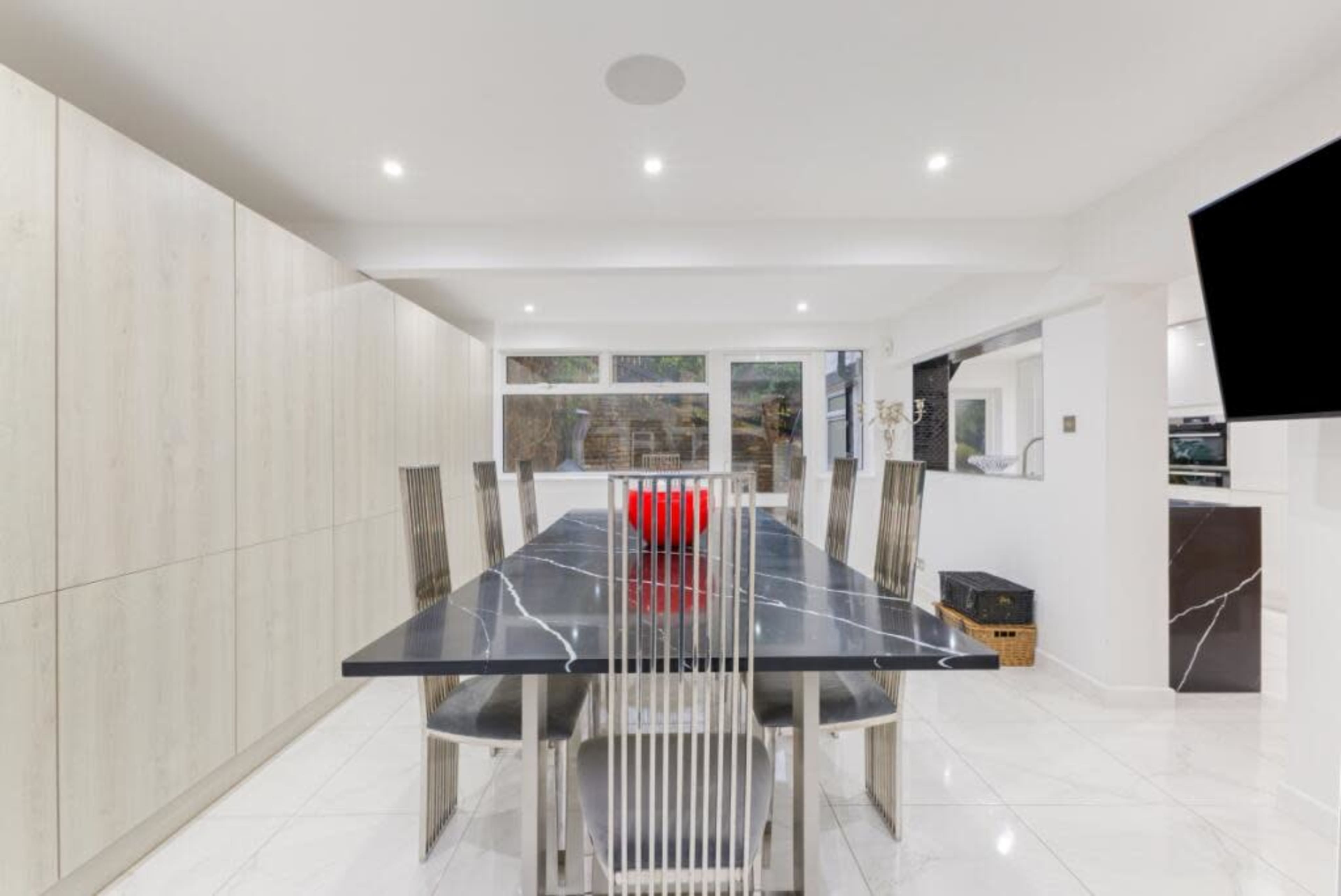 Luxury 5-Bedroom Pool Retreat — Perfect for Shoots & Private Events Image in Caterham Valley, Caterham, ENG