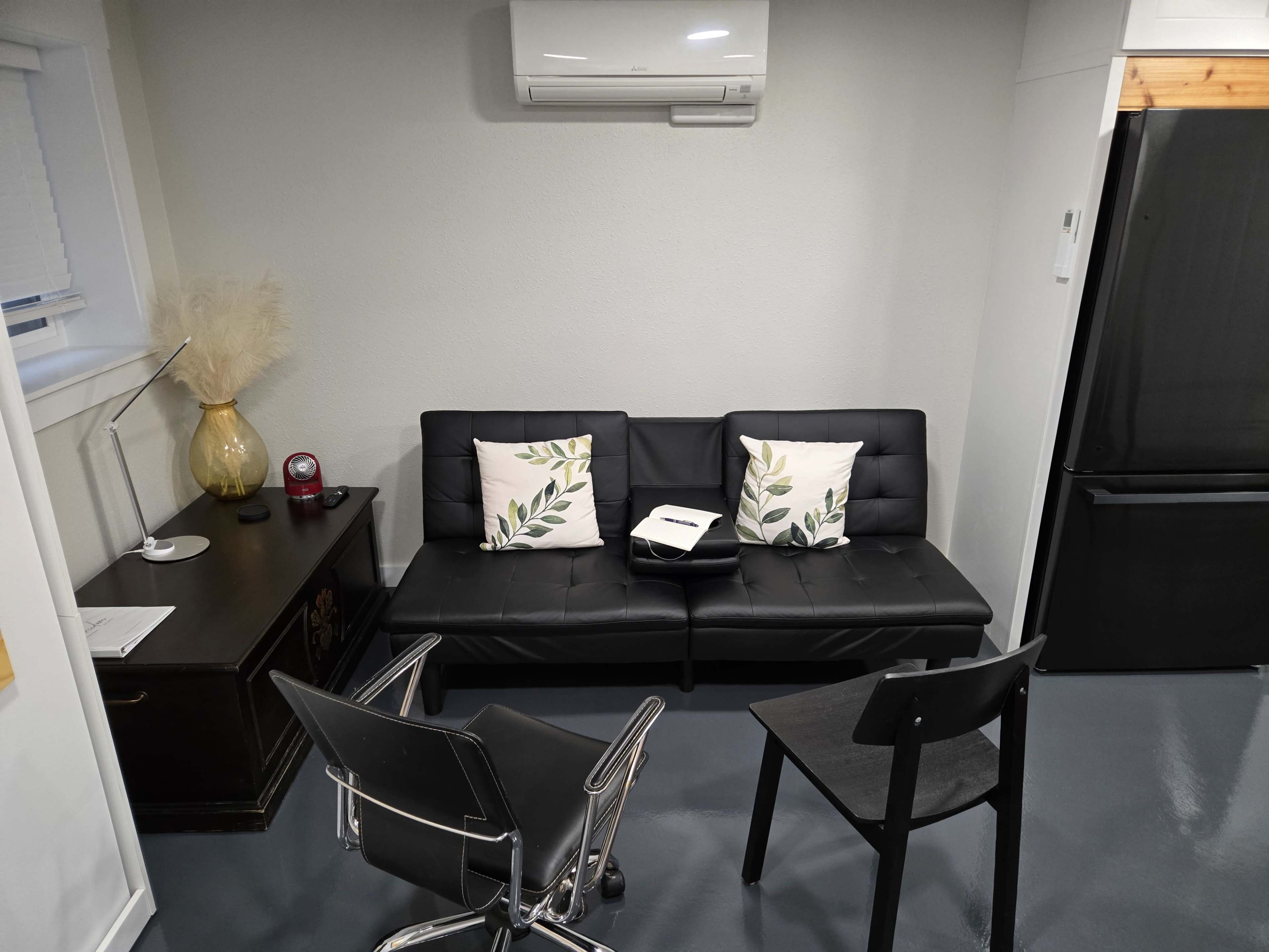 Aesthetic Urban Studio: Mini Chef’s Kitchen, Sauna & Fast WiFi Image in Kennydale, Renton, WA