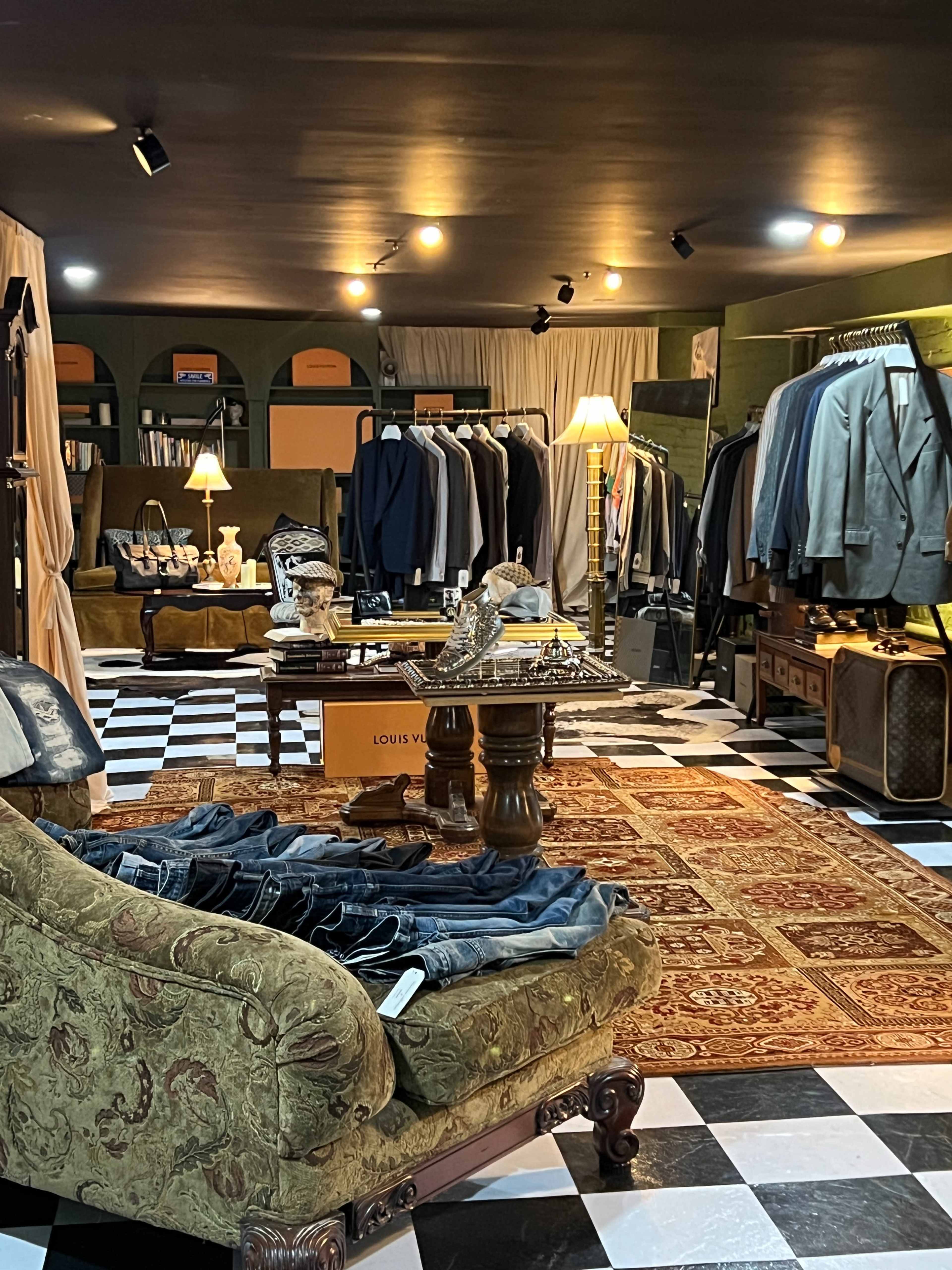 2 storey, 1500sqft, downtown Queen St West regal vintage store Image in Trinity-Bellwoods, Toronto, ON