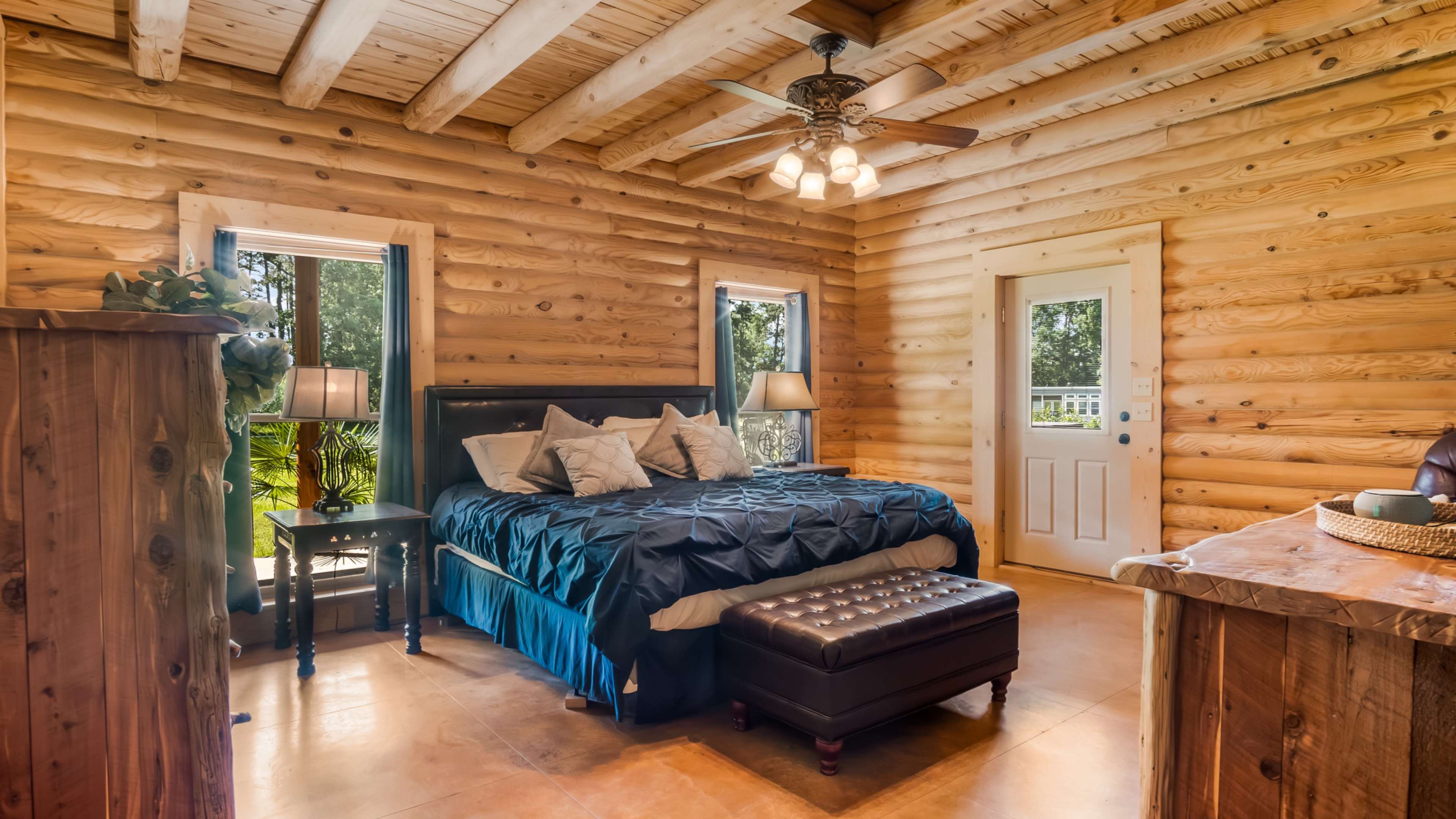 Rustic Cabin with Spacious Outdoor Event Space Image in Willis, Willis, TX