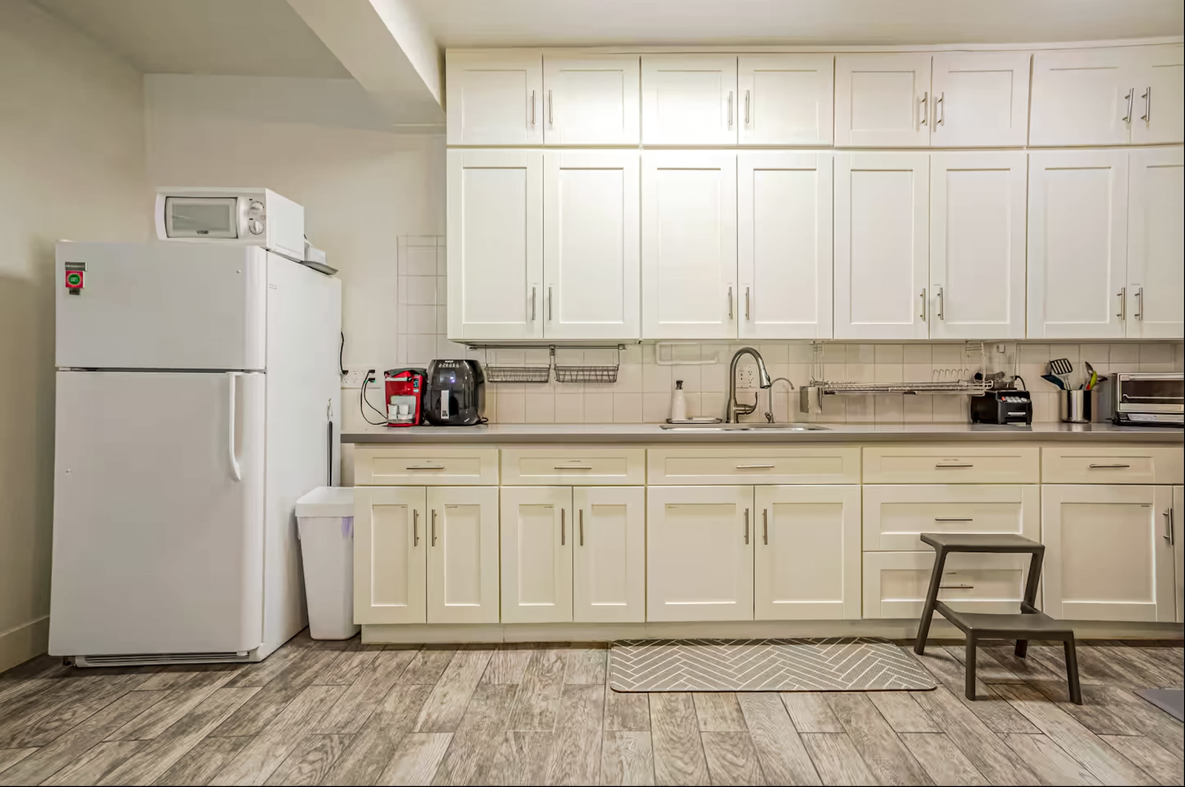 Cozy 2-BR Westwood Condo — Fast WiFi, Pool, Patio & Great Location Image in East Los Angeles, Los Angeles, CA