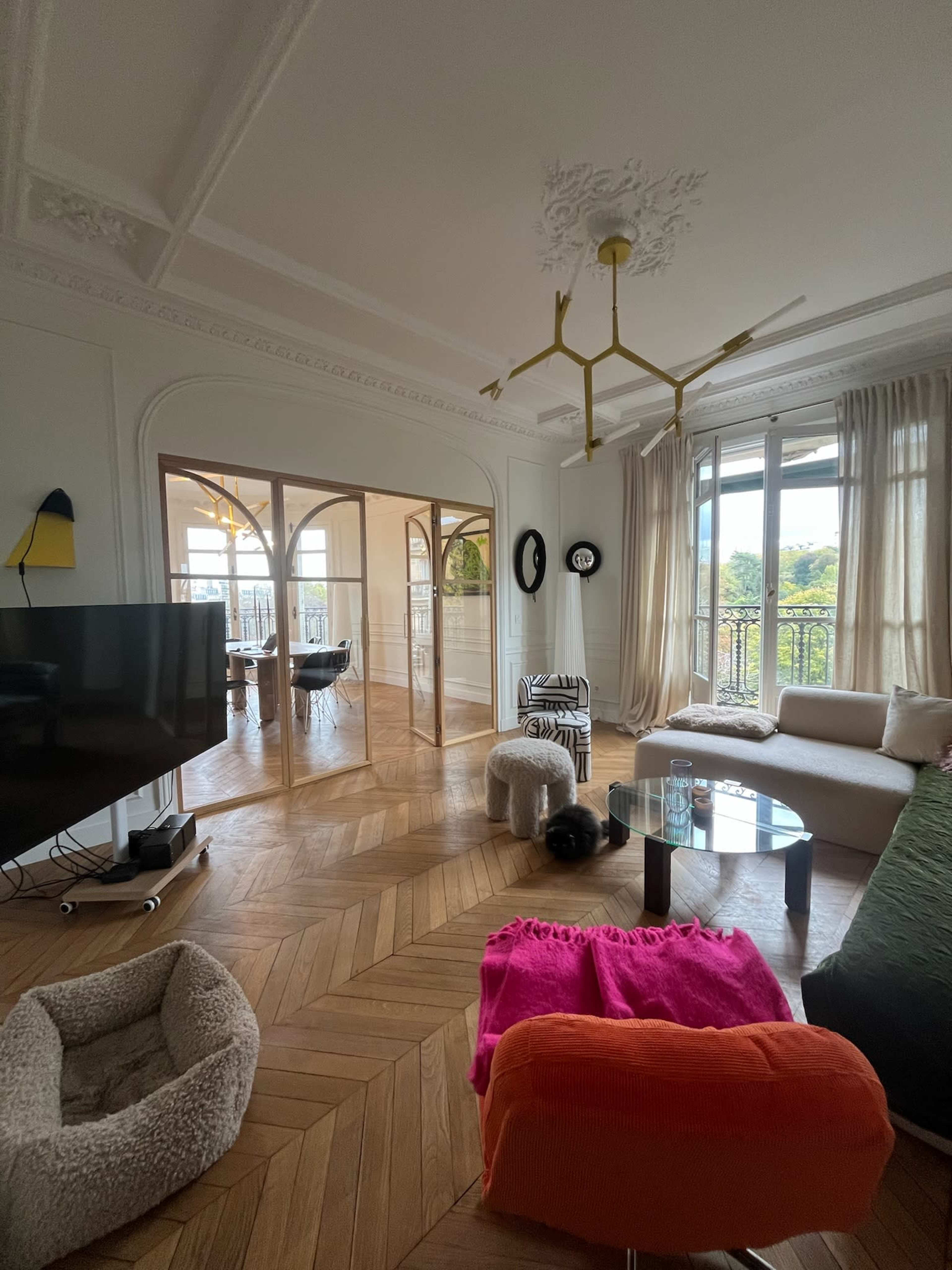 Appartement haussmannien rénové, lumière naturelle & calme absolu — moulures, cachet historique, vue Buttes-Chaumont. Image in Jaurès, Paris