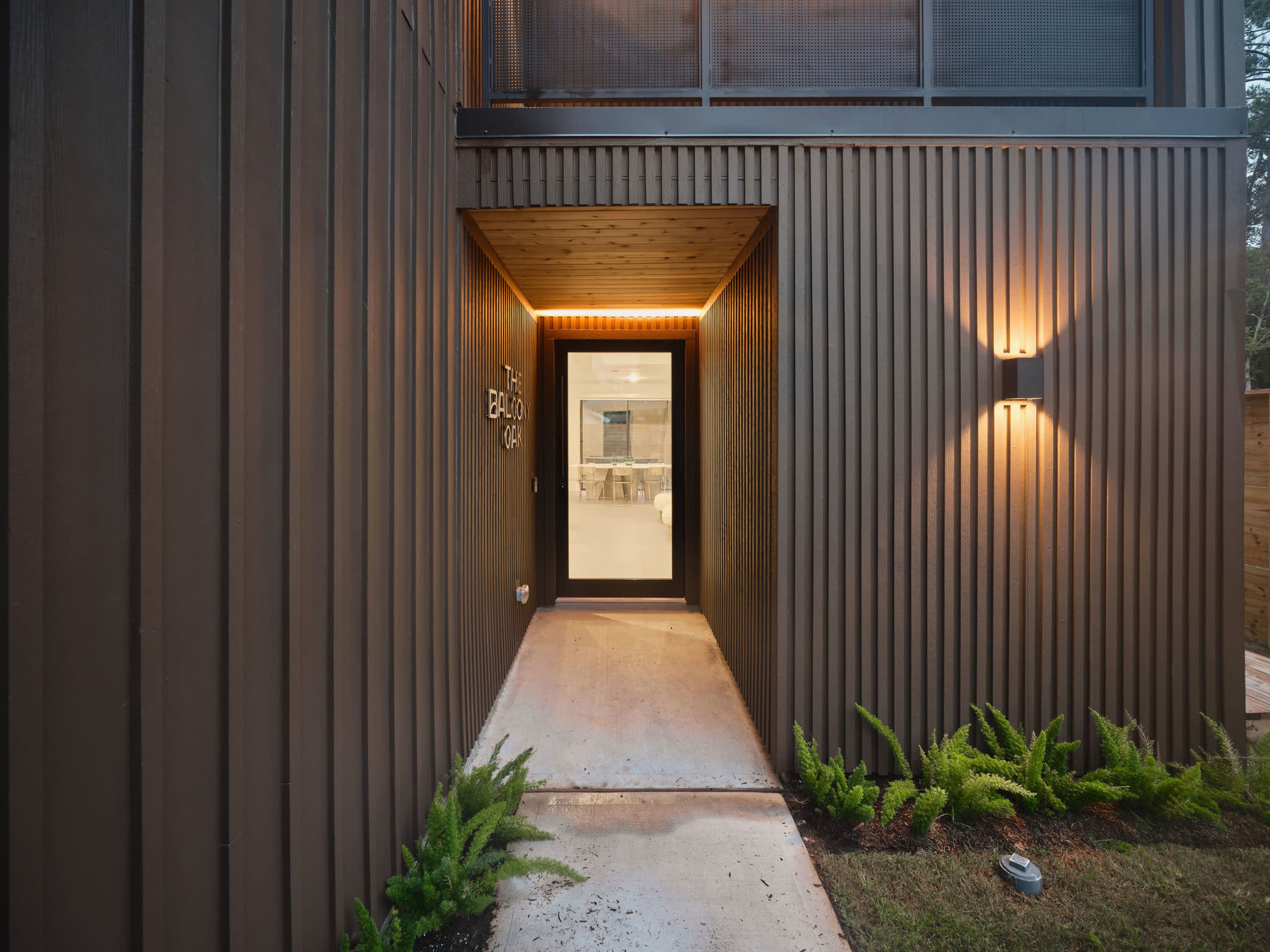 Suburban Luxury: The Balcony Oak Image in , Conroe, TX