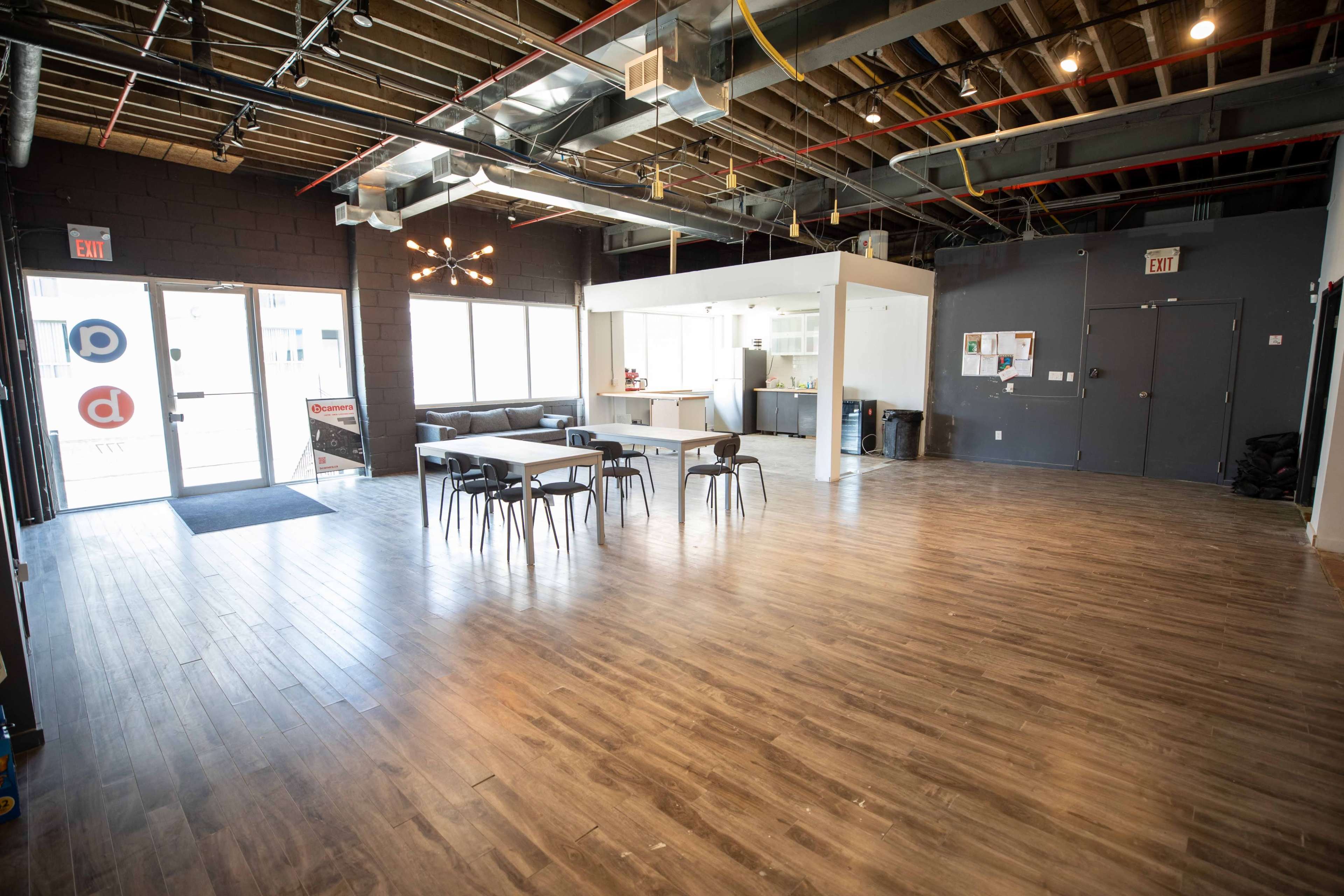 Queen West, loft style, functional kitchen Image in Niagara, Toronto, ON