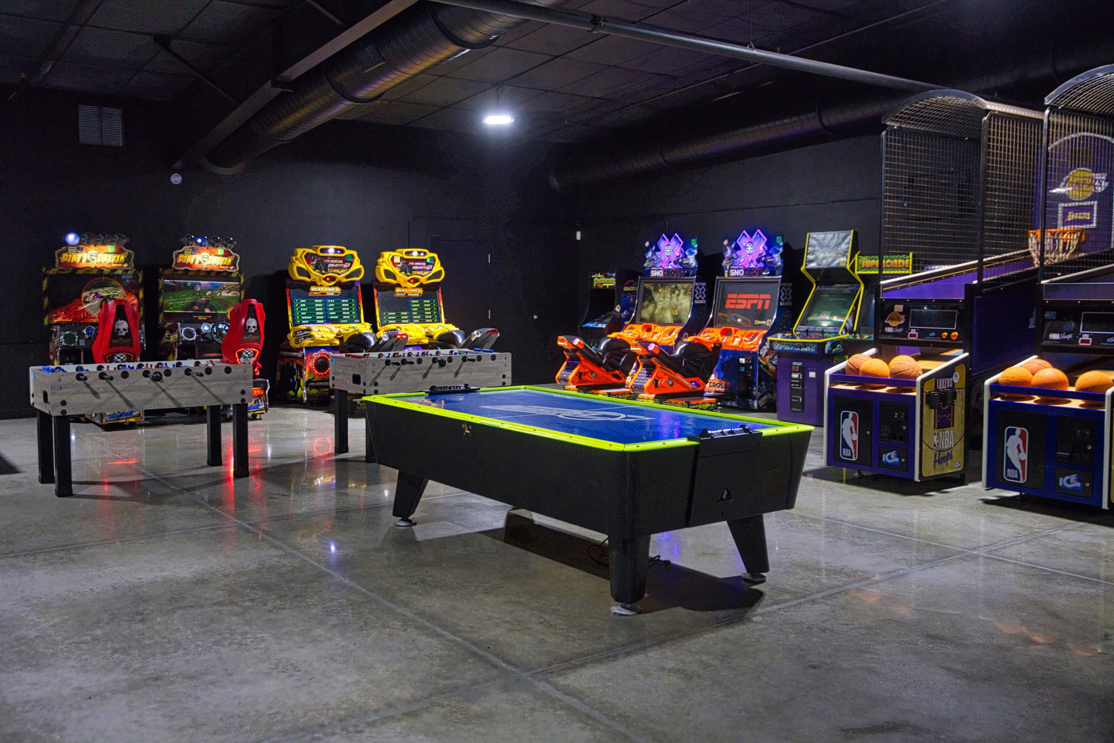 Historic Palmetto, FL - Industrial, spacious, state-of -art AV system with 36 85" LED TVs!! Image in Palmetto, Palmetto, FL